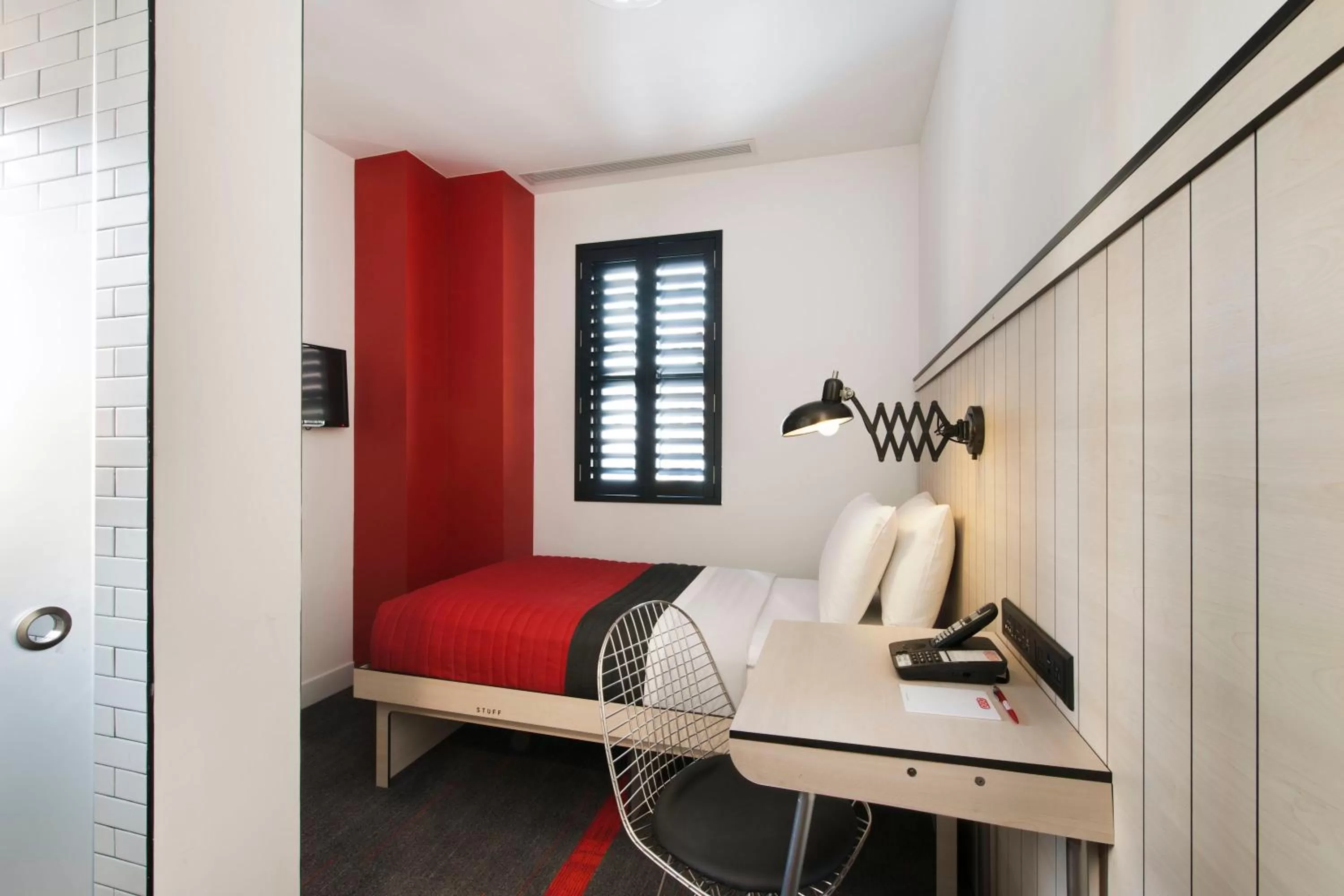 Photo of the whole room, Bed in Pod 39