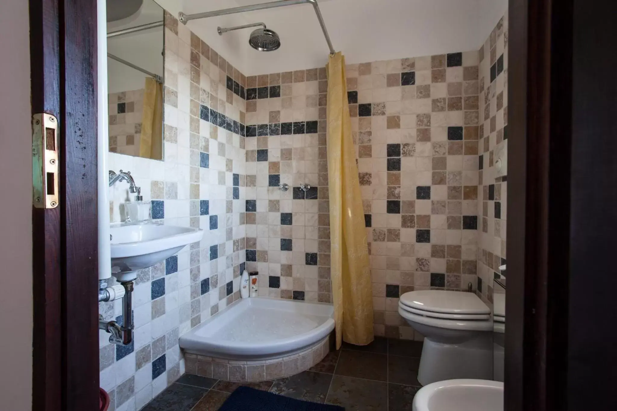 Photo of the whole room, Bathroom in Vinto House Civita