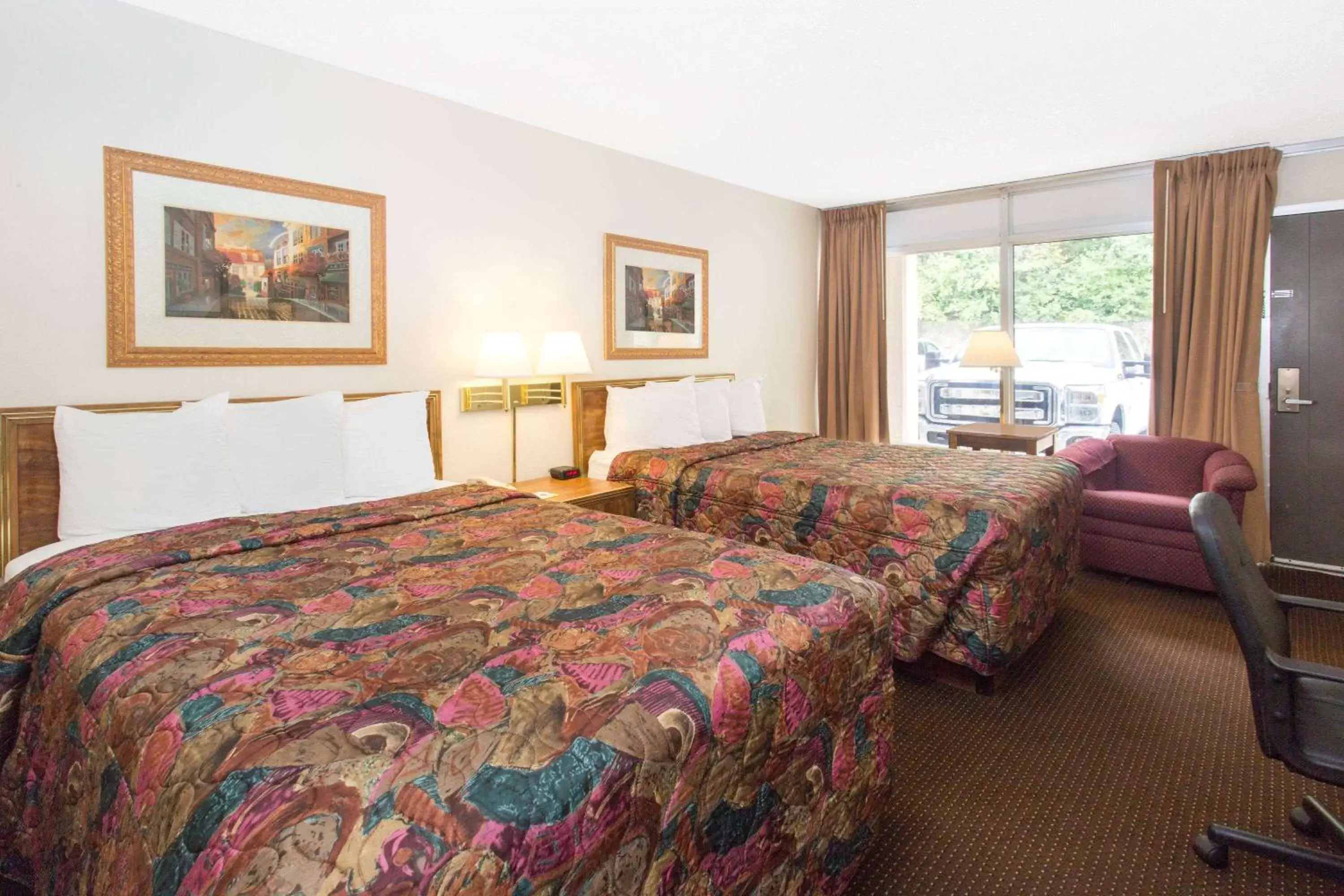 Photo of the whole room, Bed in Days Inn by Wyndham Dubuque