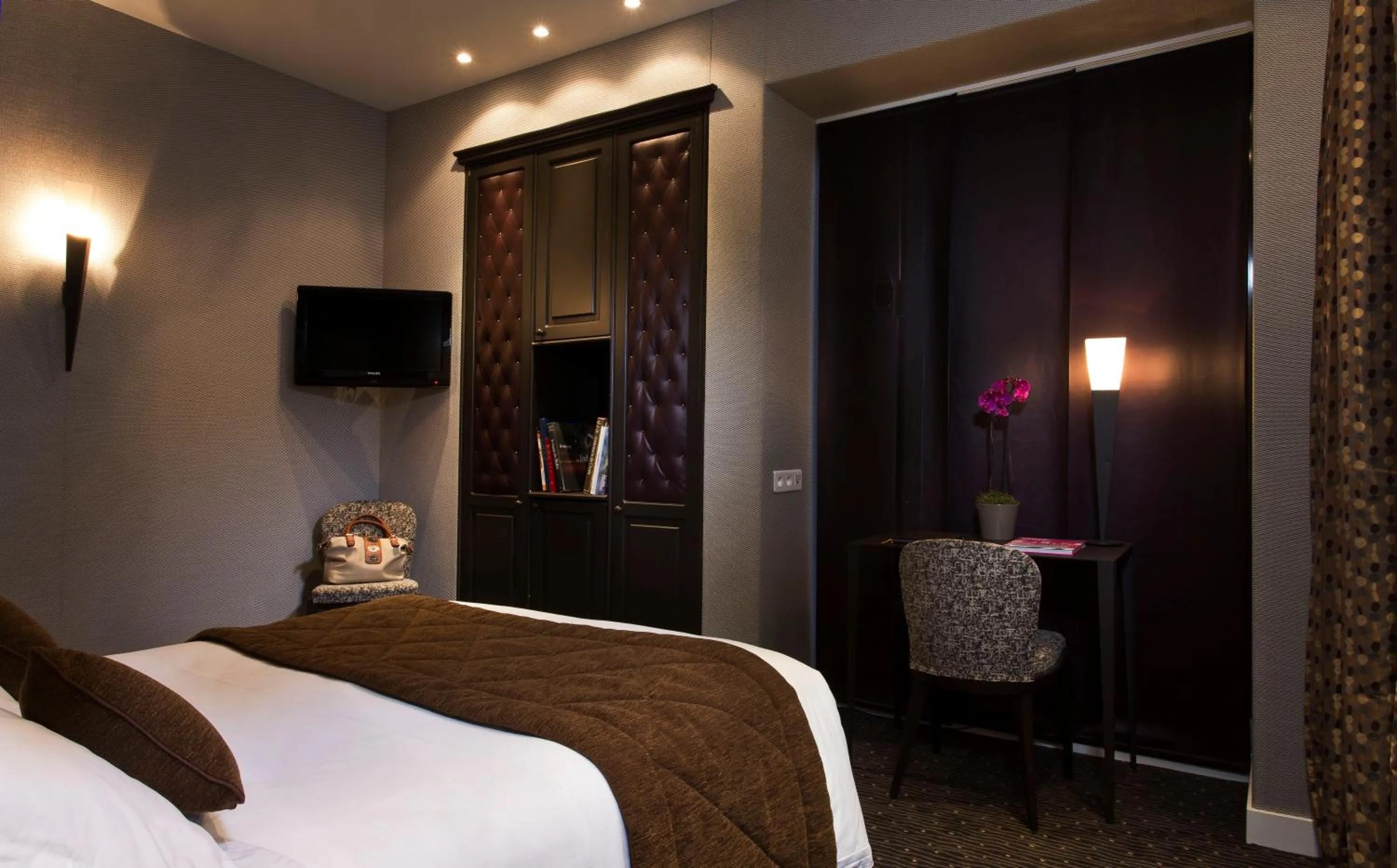 Photo of the whole room, Bed in Hôtel Du Prince Eugène