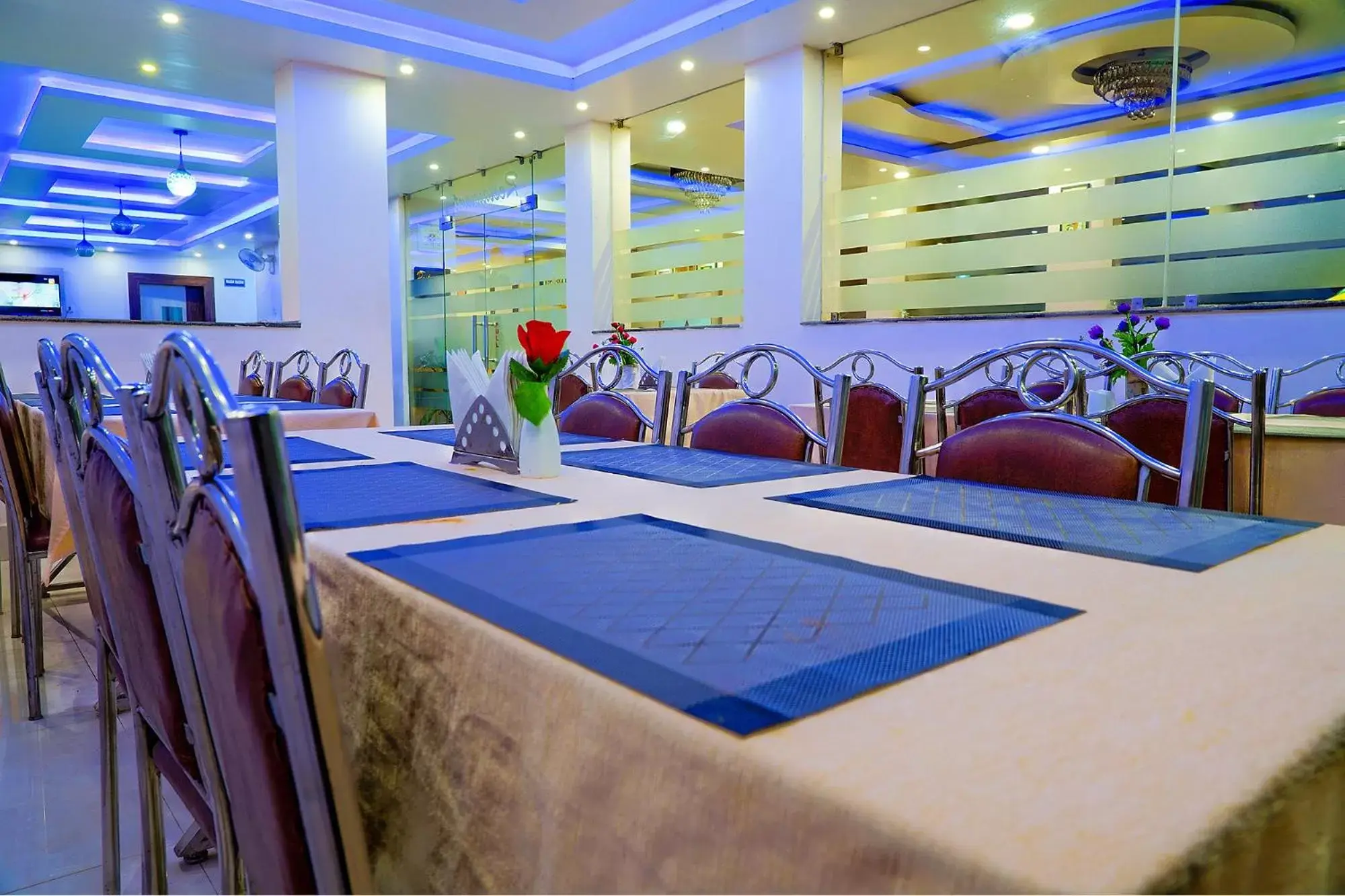 Restaurant/places to eat in FabHotel Kanchan Plaza