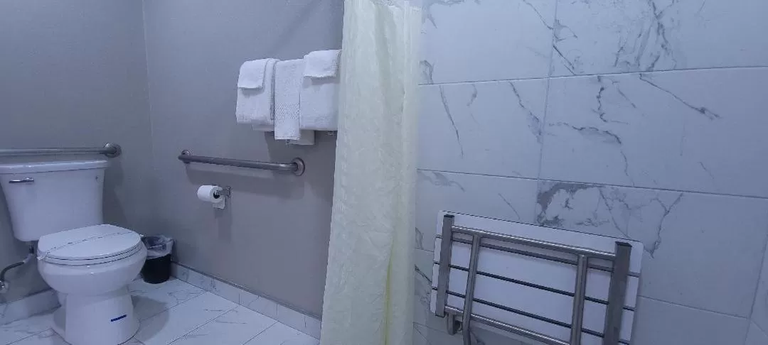 Bathroom in Rodeway Inn Chico University Area