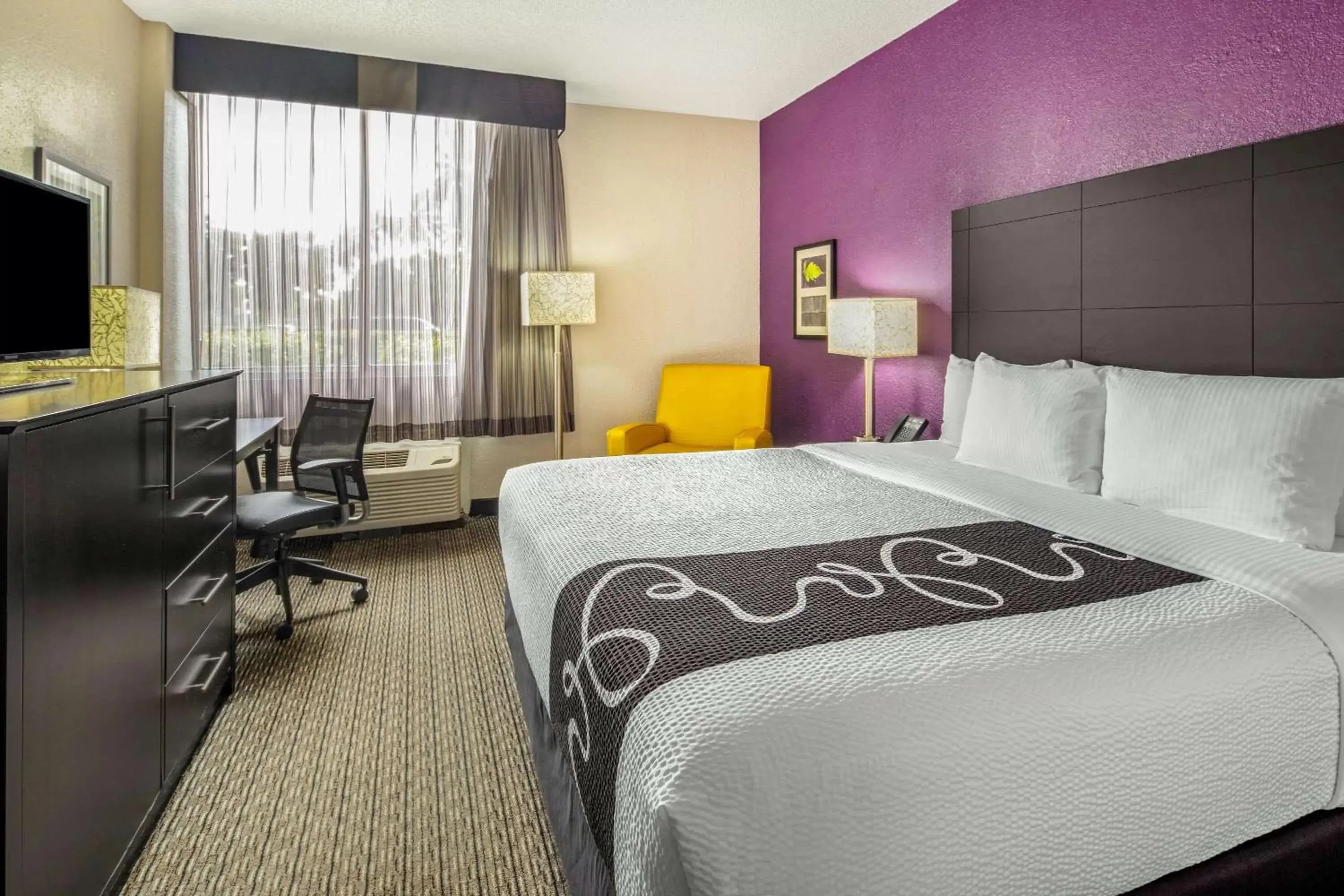 Photo of the whole room, Bed in La Quinta by Wyndham Miami Lakes