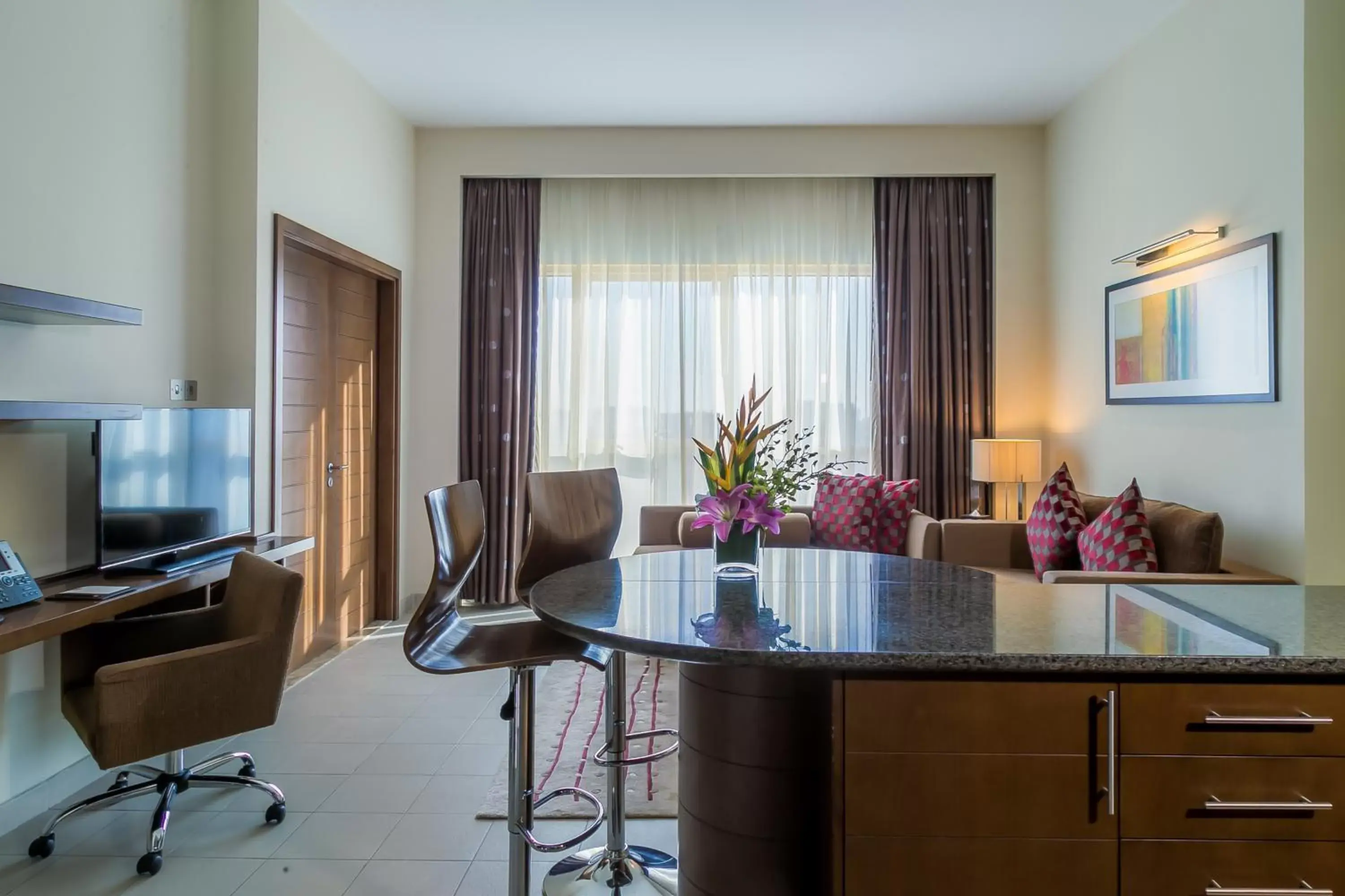 Living room, Kitchen/Kitchenette in Grand Millennium Al Wahda Hotel and Executive Apartments Abu Dhabi