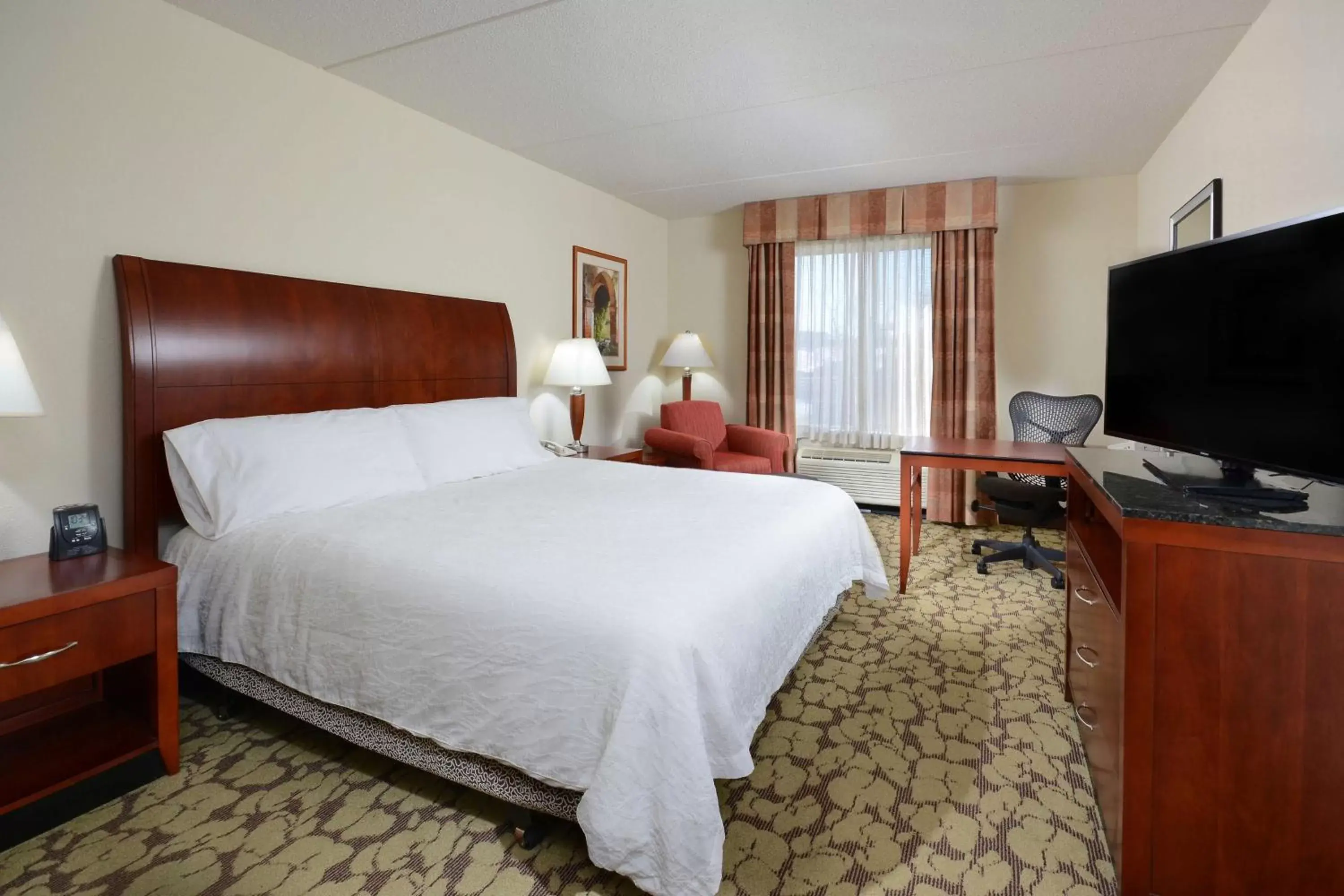 Bedroom, Bed in Hilton Garden Inn Greensboro