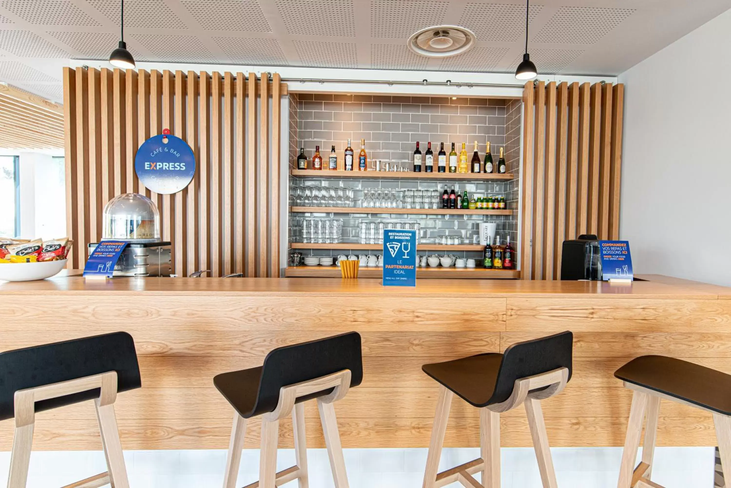 Lounge or bar in Holiday Inn Express - Bordeaux - Lormont, an IHG Hotel