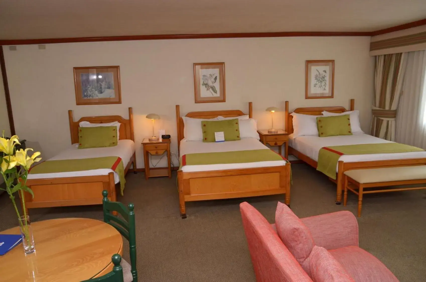 Photo of the whole room, Bed in abba Presidente Suites Puerto Montt