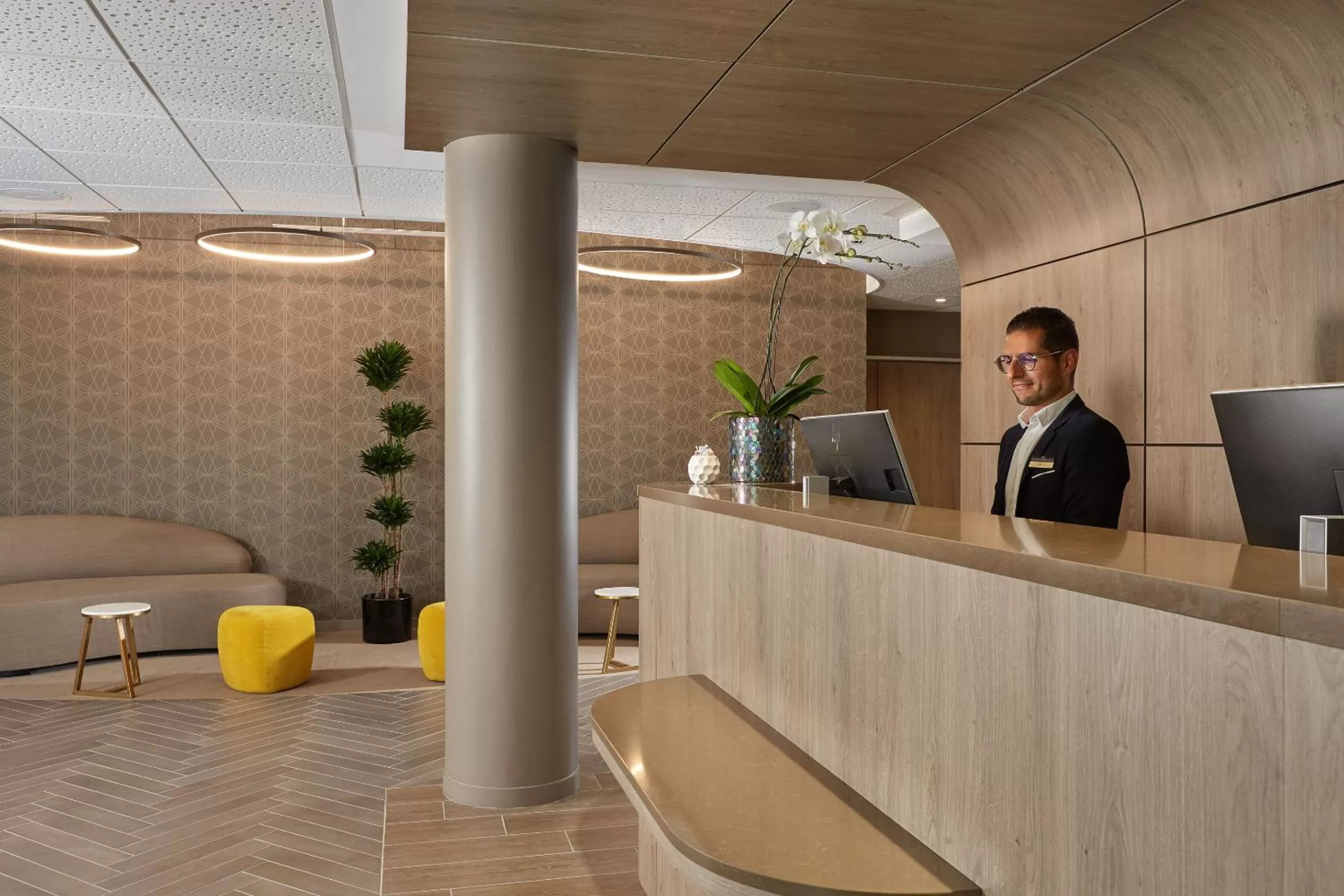 Staff in Auteuil Tour Eiffel