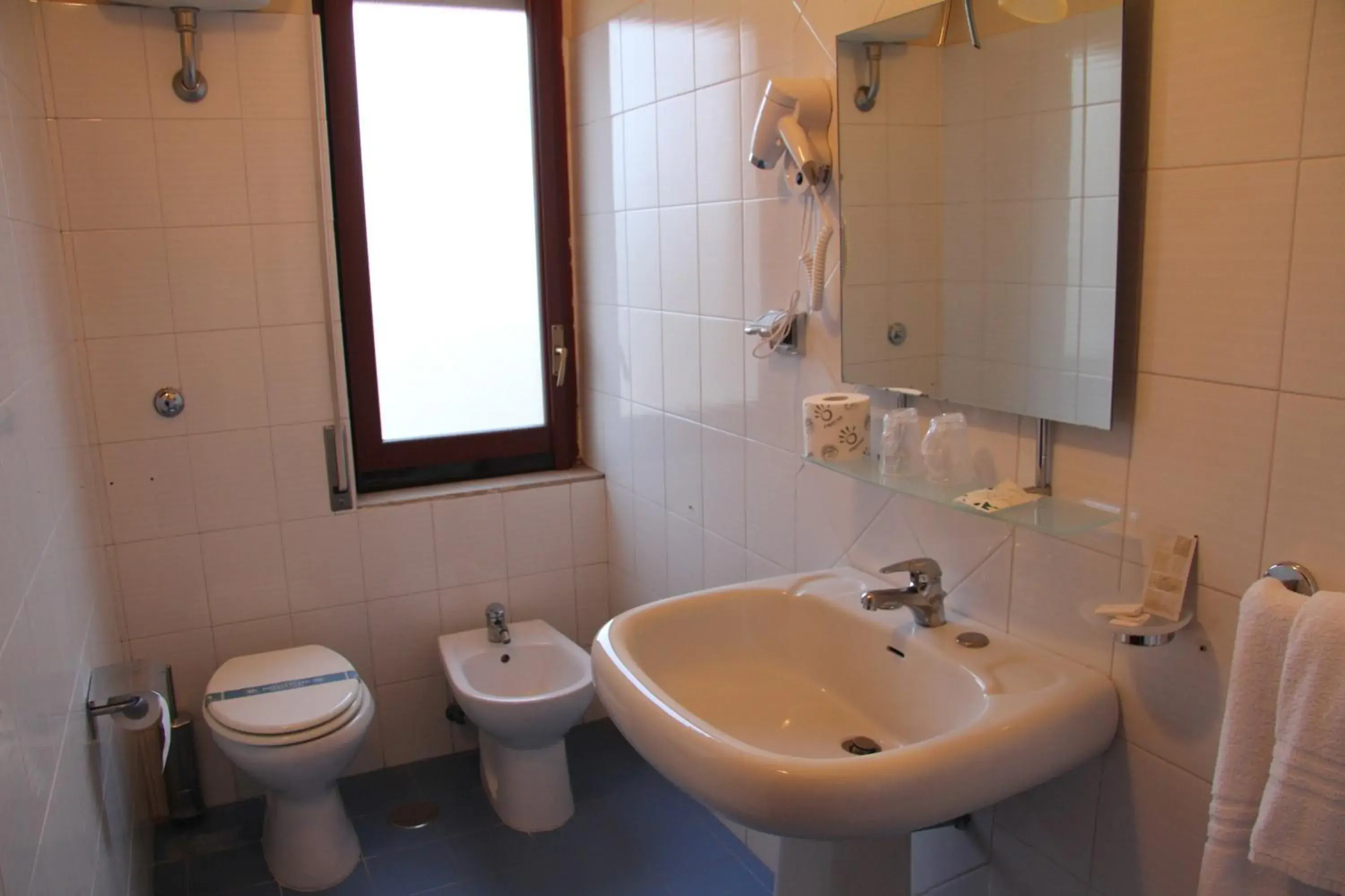 Shower, Bathroom in Hotel La Casa Del Pellegrino