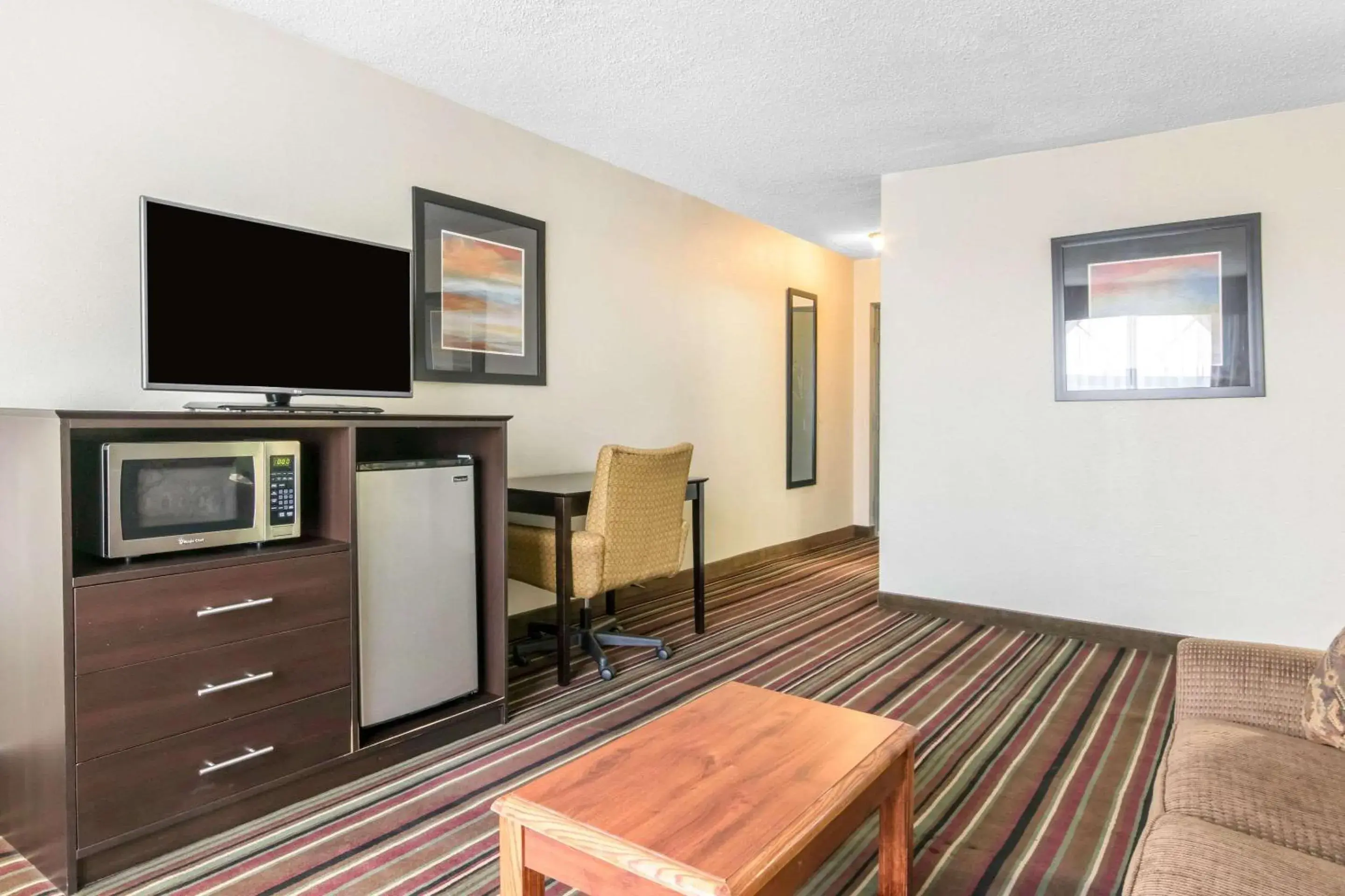 Photo of the whole room, TV/Entertainment Center in Quality Inn & Suites - Horse Cave