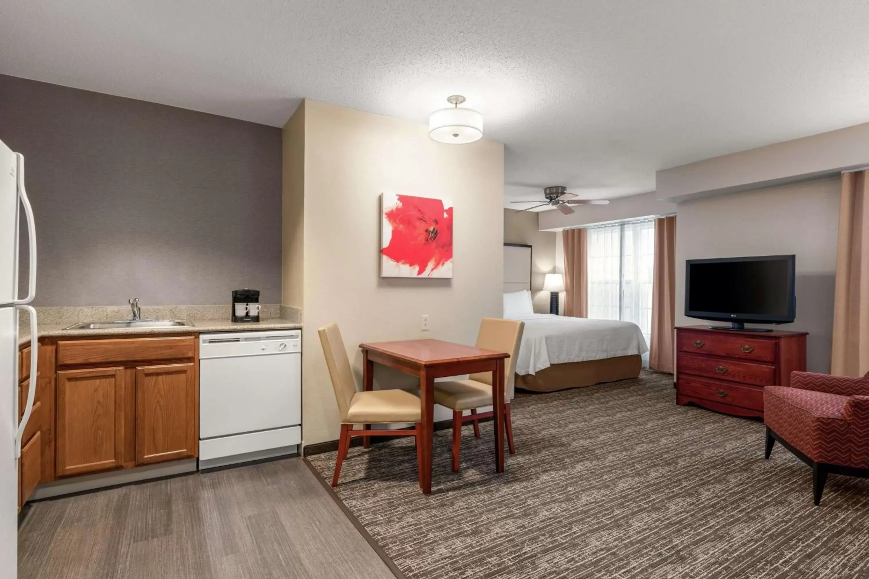 Bedroom, TV/Entertainment Center in Homewood Suites by Hilton Providence-Warwick