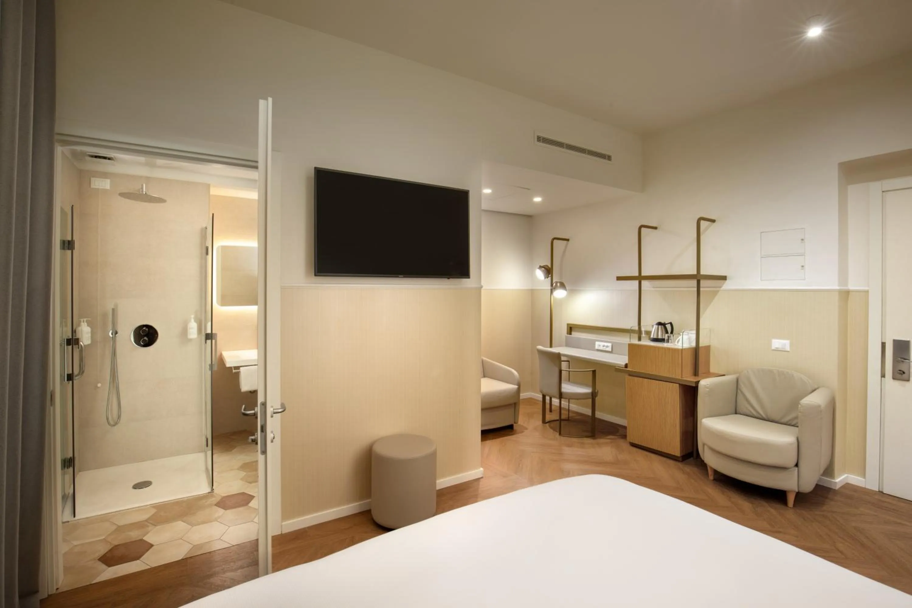 Facility for disabled guests, Bed in Cosmopolita Hotel Rome, Tapestry Collection by Hilton