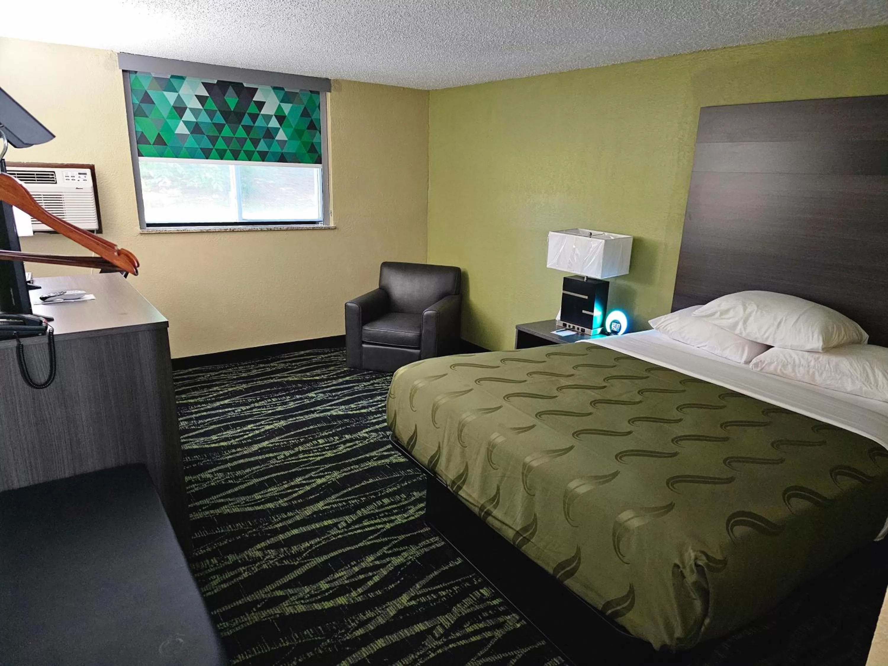 Bed in Red Lion Inn and Suites Liberty