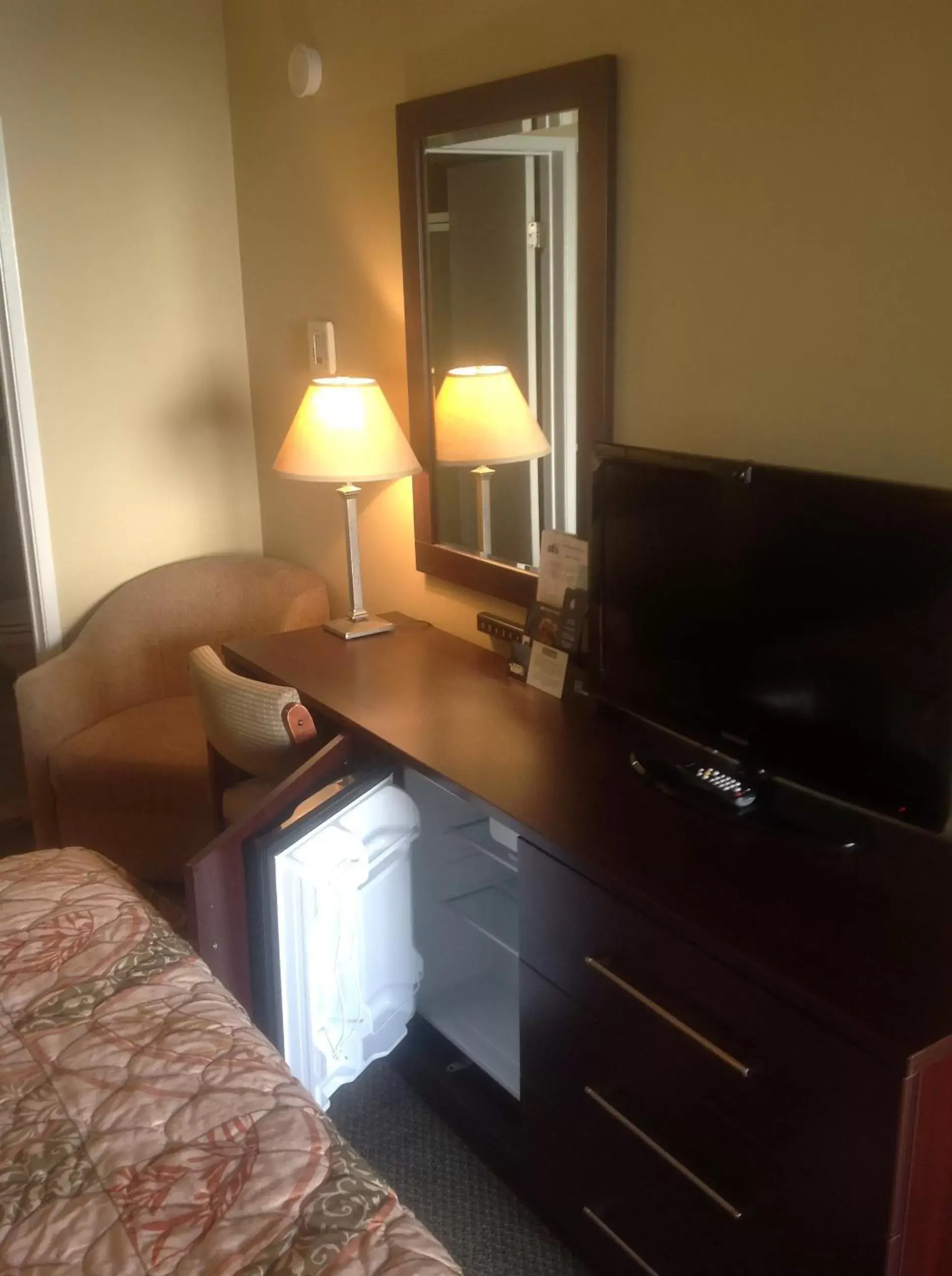 Bed, TV/Entertainment Center in Travelodge by Wyndham Presidio San Francisco