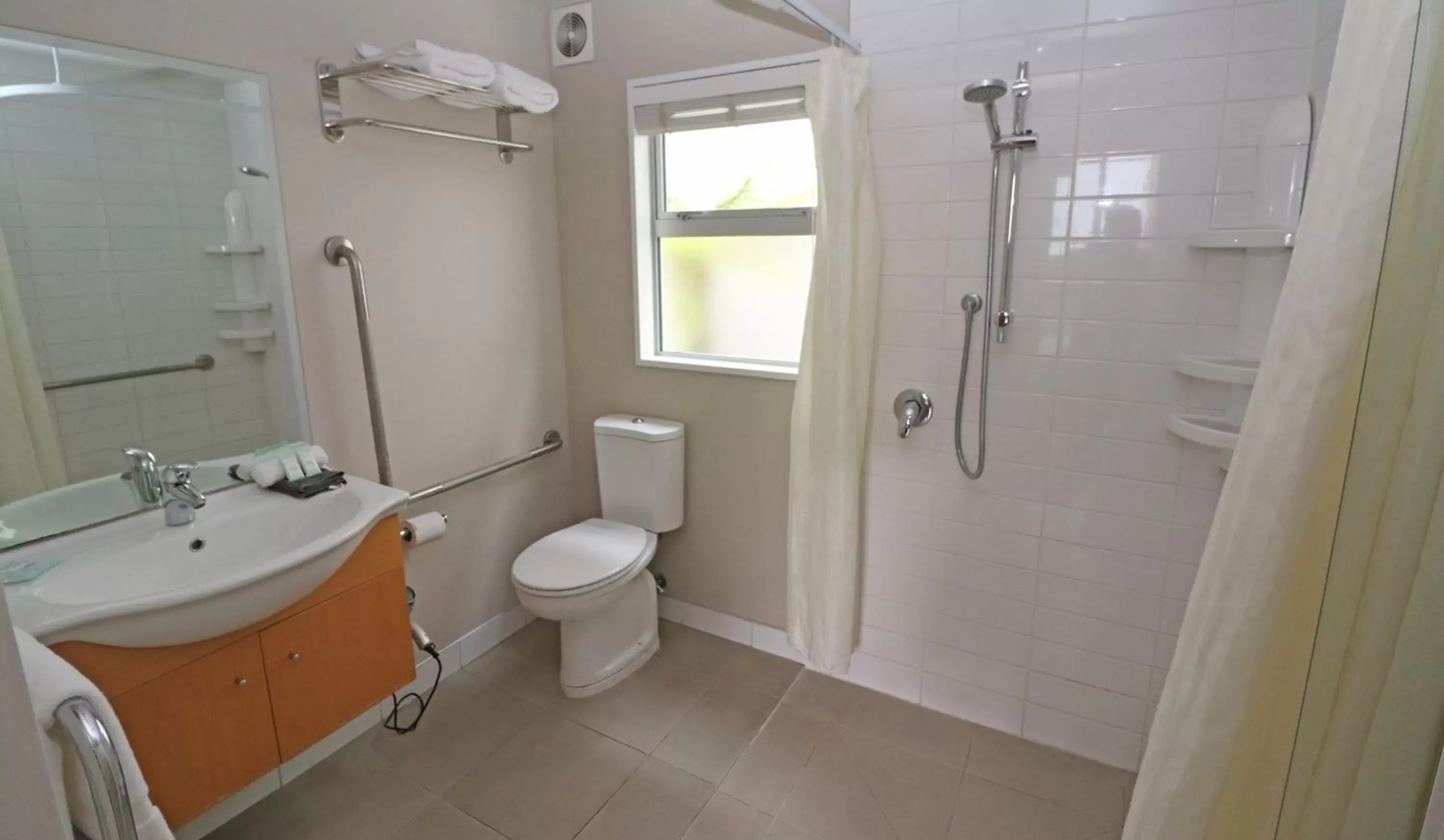 Shower, Bathroom in Sumner Bay Motel