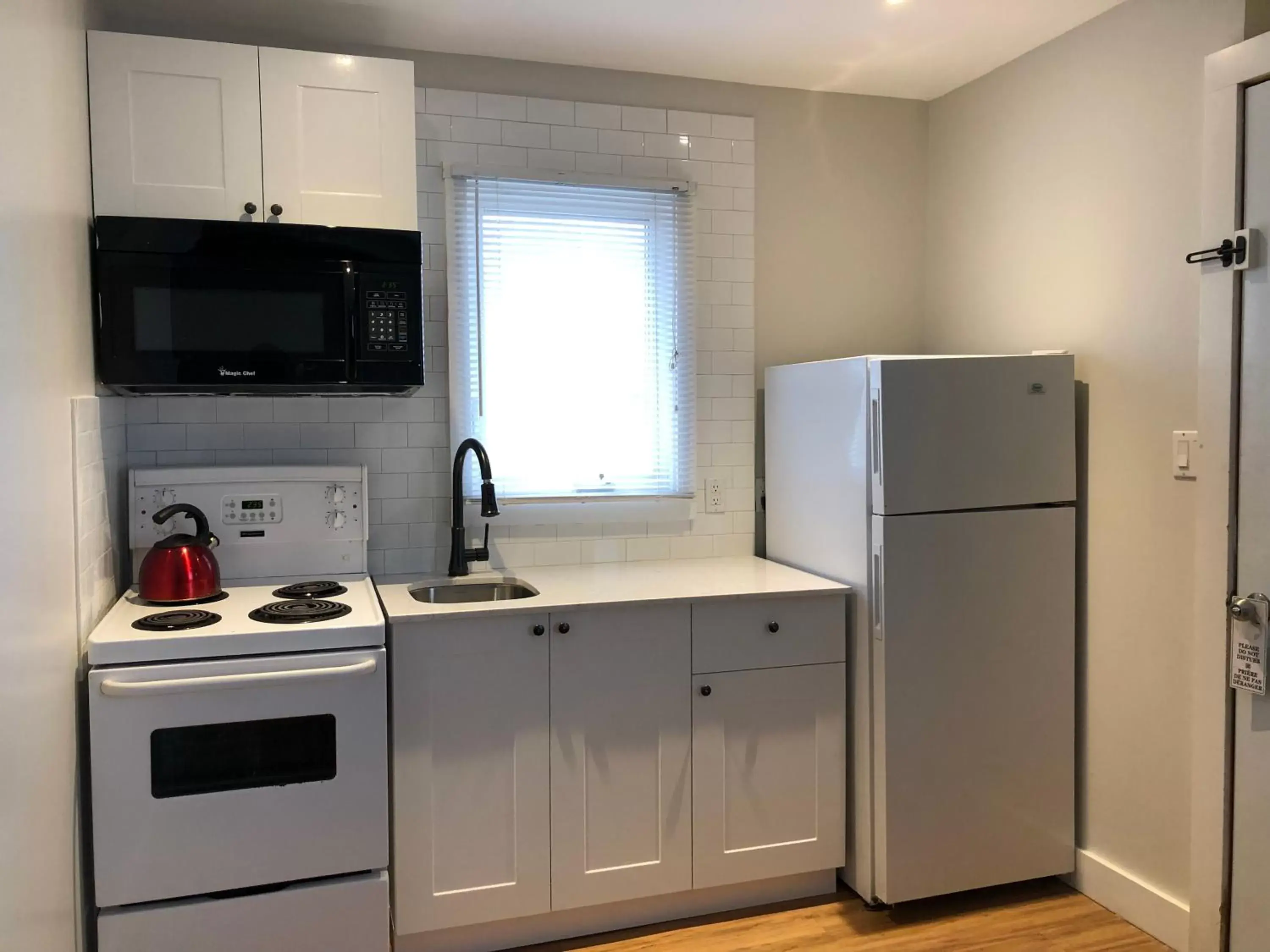 Kitchen/Kitchenette in Royalty Maples Cottages and Motel