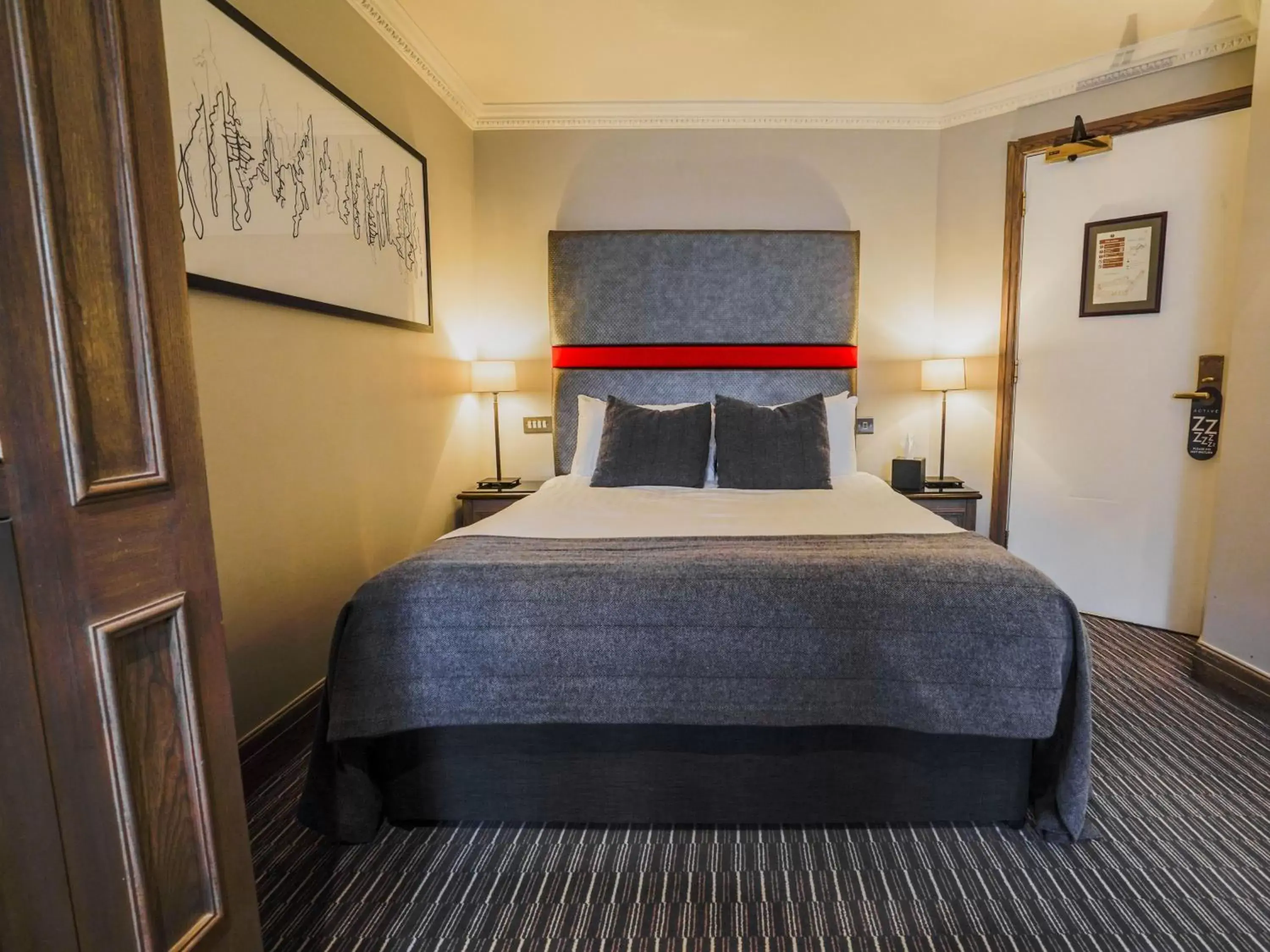 Bedroom, Bed in Villiers Hotel