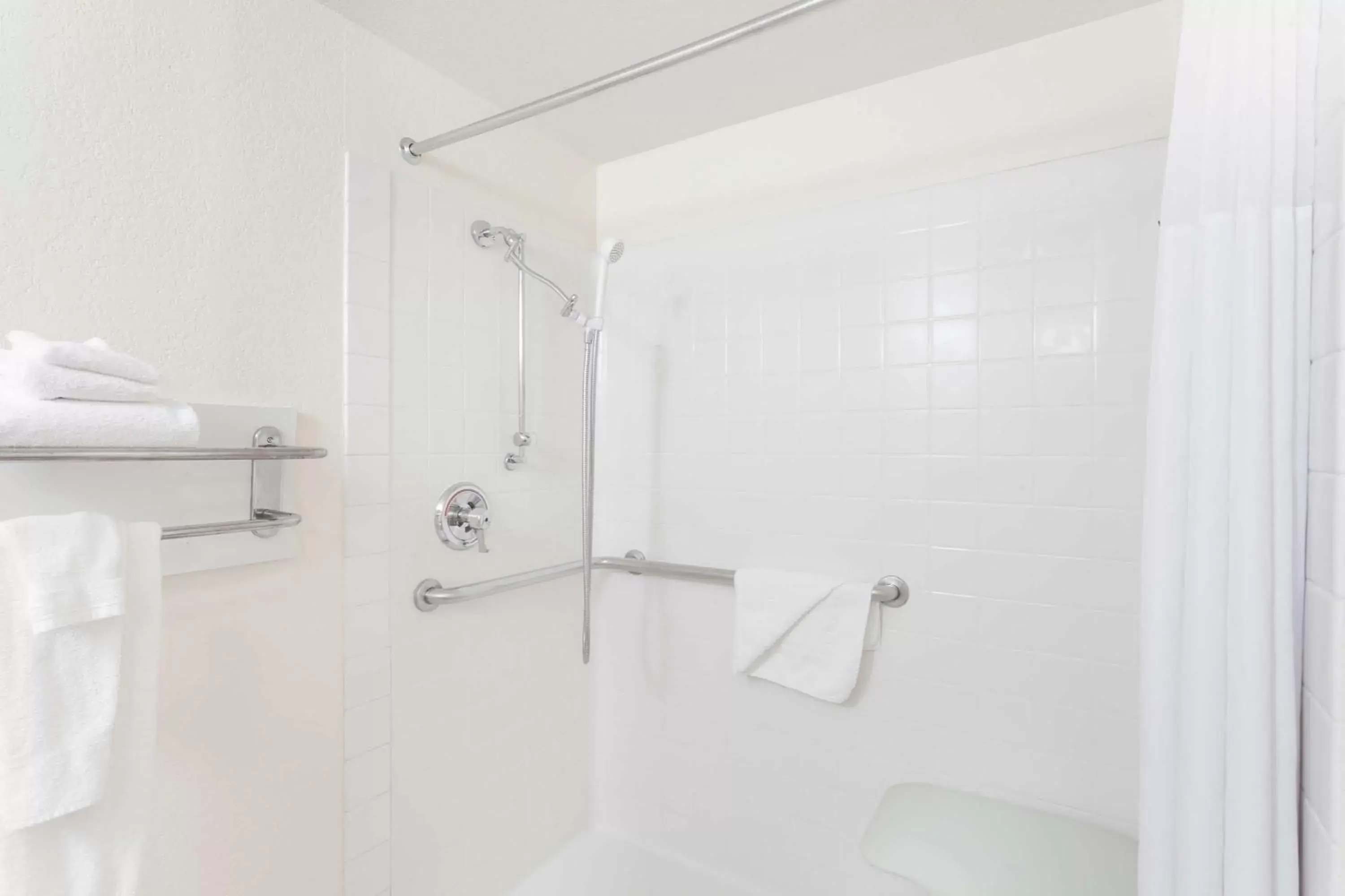 Double Room with Mobility/Hearing Impaired Access - Non-Smoking in Days Inn by Wyndham San Marcos Double Room with Mobility/Hearing Impaired Access - Non-Smoking in Days Inn by Wyndham San Marcos