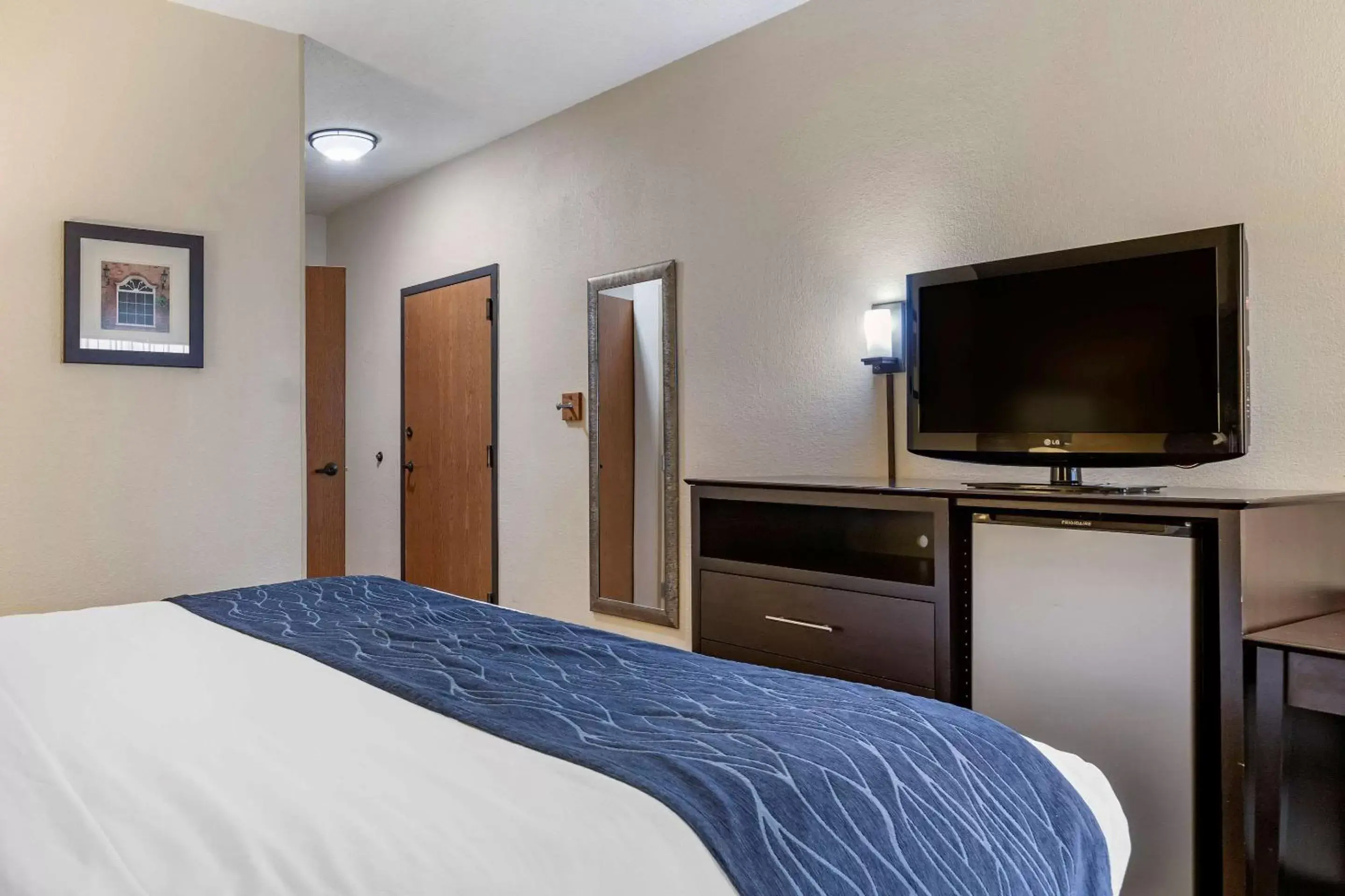 Photo of the whole room, Bed in Comfort Inn Wings Stadium