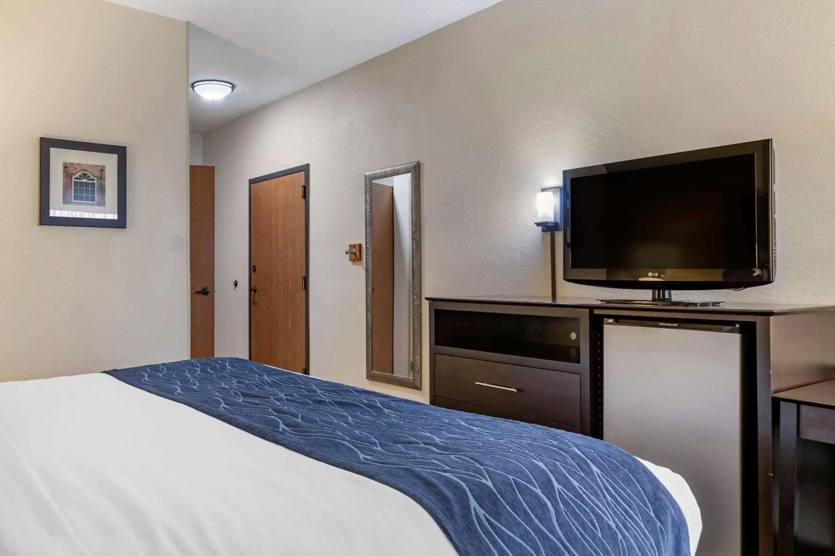 Photo of the whole room, Bed in Comfort Inn Wings Stadium Photo of the whole room, Bed in Comfort Inn Wings Stadium