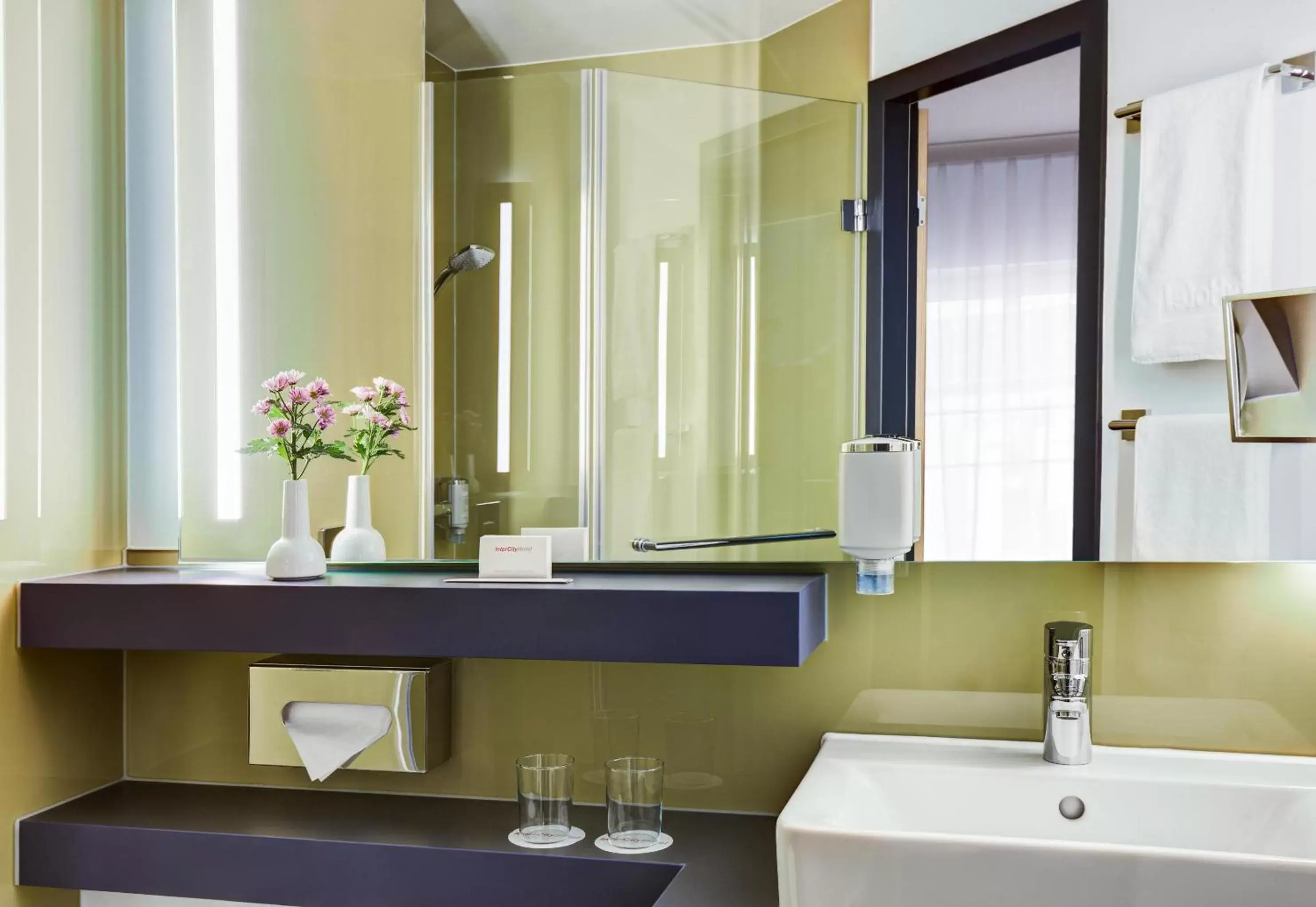 Business Room in IntercityHotel Hamburg Altona Business Room in IntercityHotel Hamburg Altona