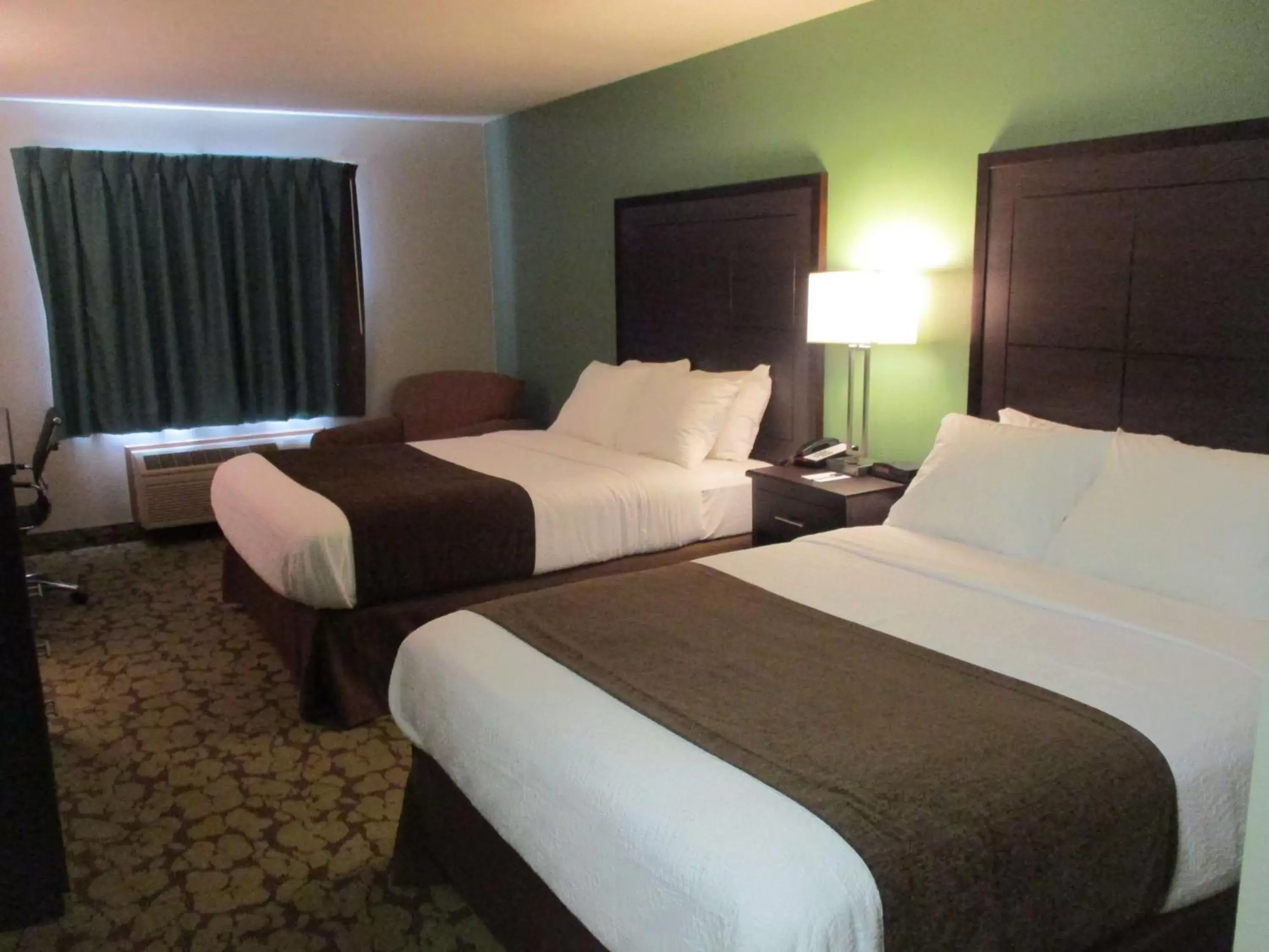 Bed in SureStay Plus Hotel by Best Western Bettendorf