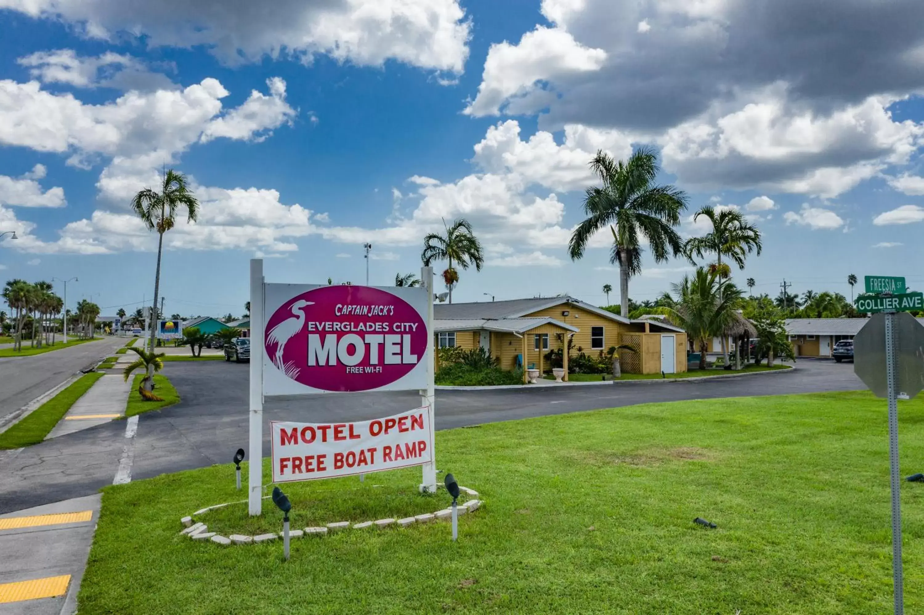 Facade/entrance in Everglades City Motel - Everglades Adventures Inn