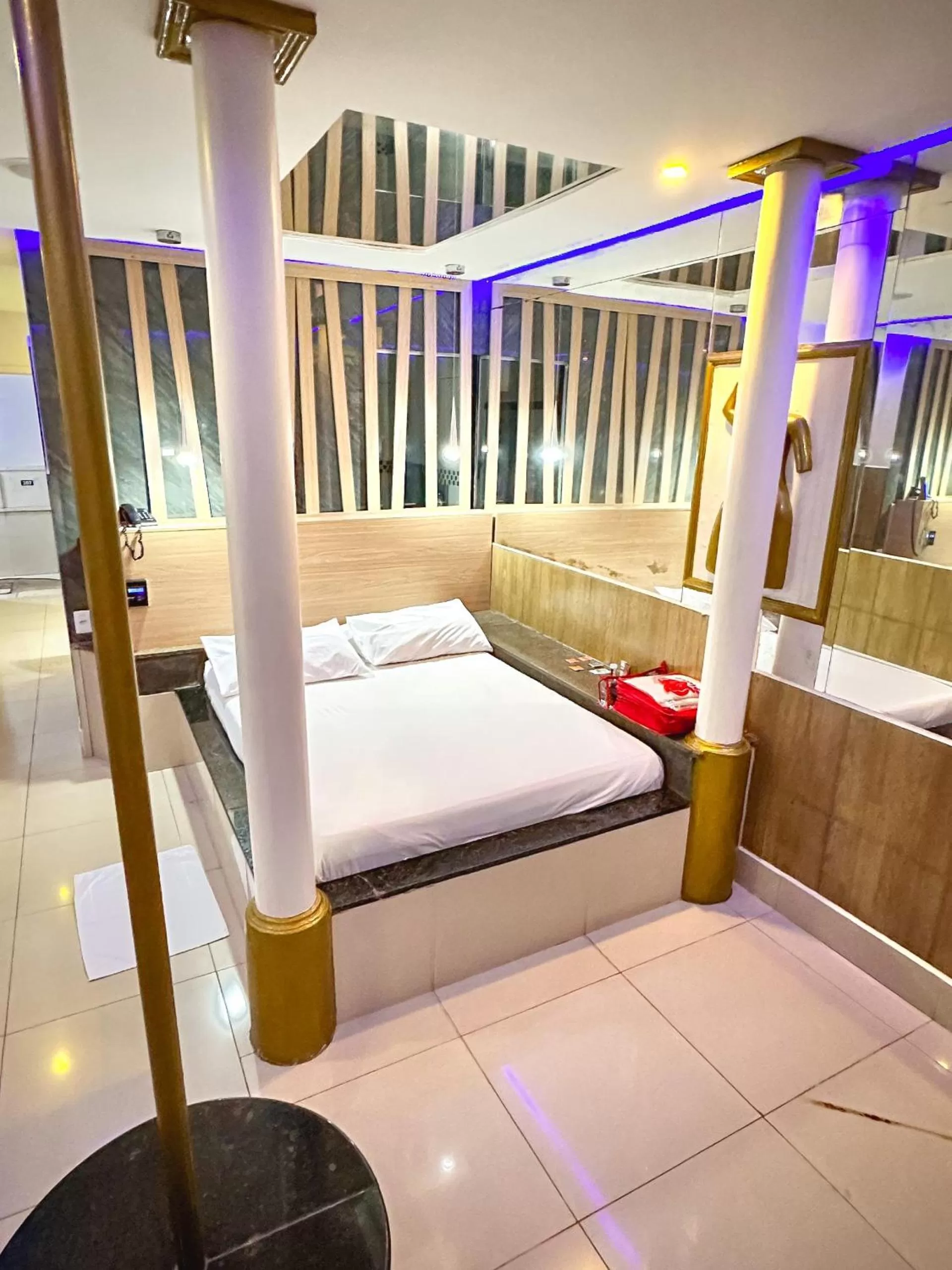 Bed in Shopping Motel