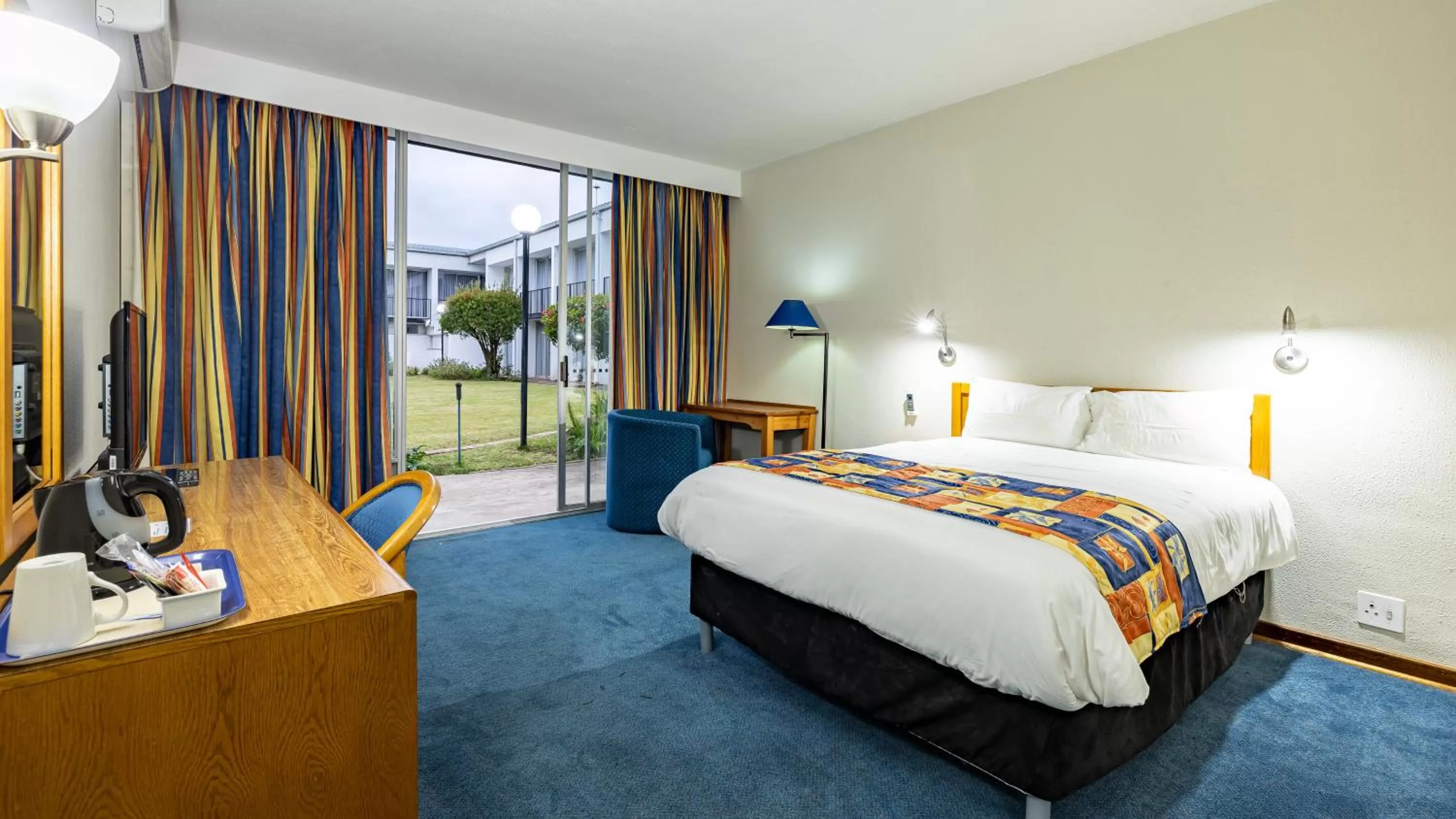 Bedroom, Bed in African Sky Newcastle Inn