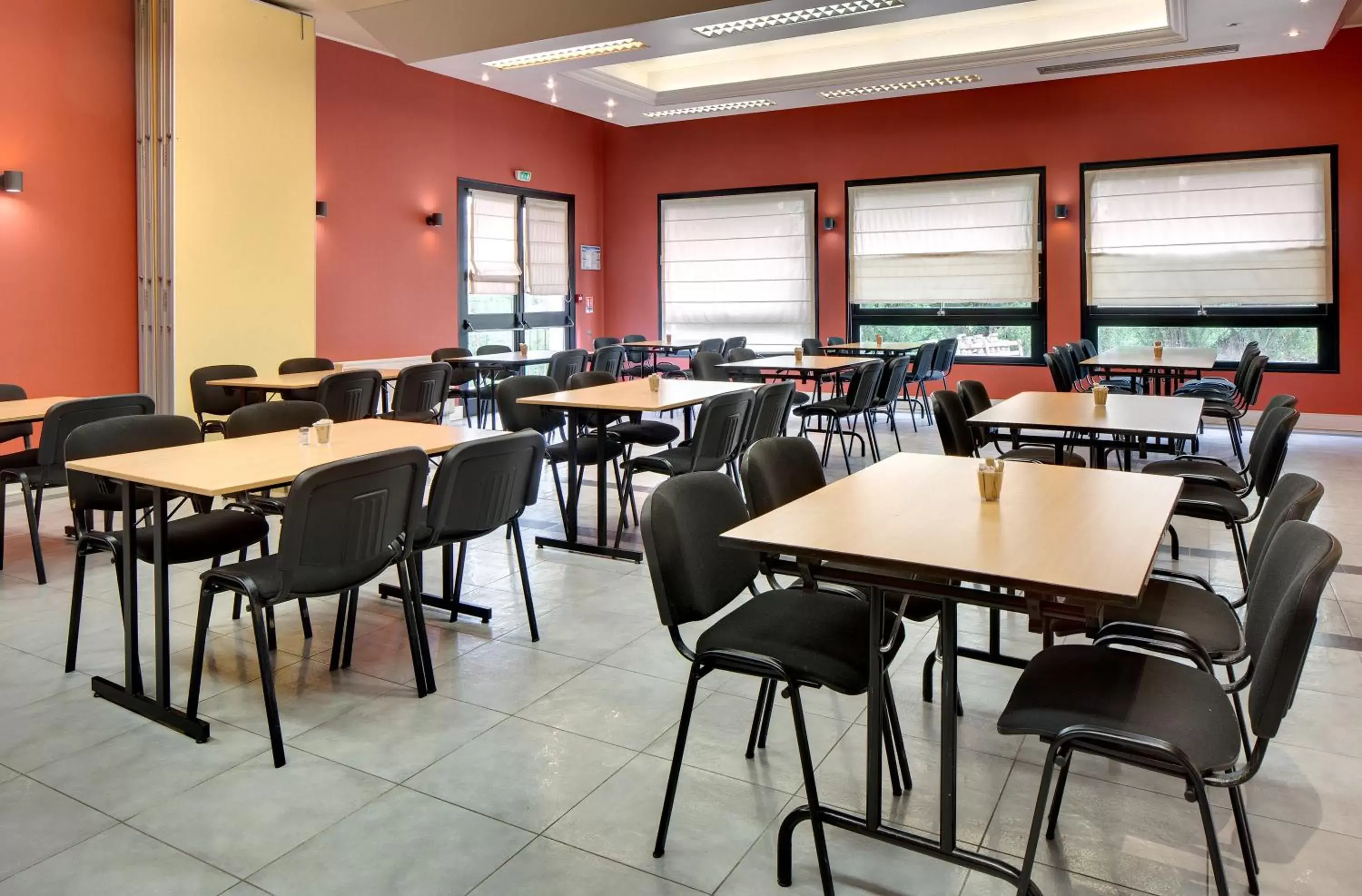 Meeting/conference room, Restaurant/Places to Eat in Hôtel ibis Styles Auxerre Nord