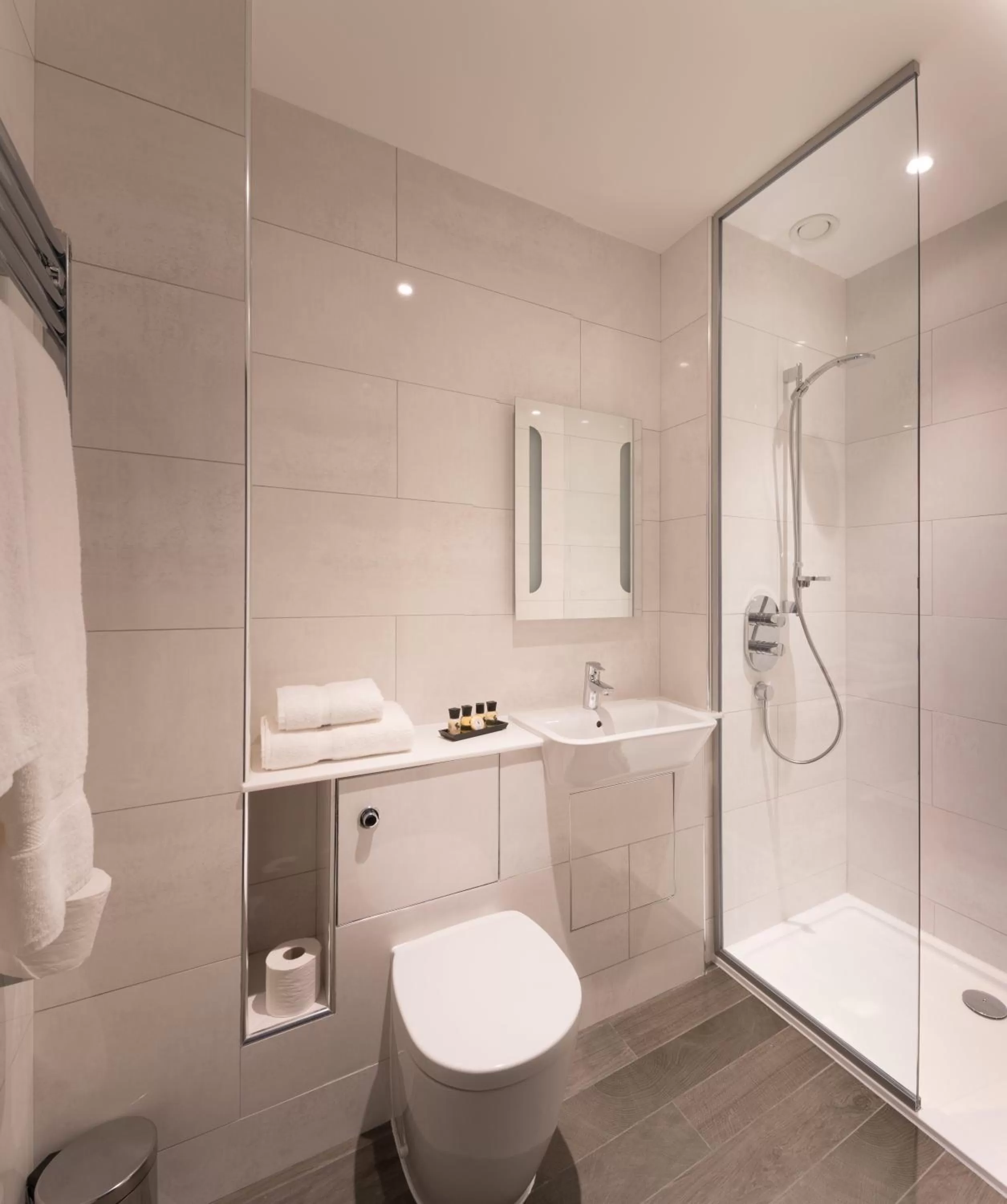 Shower in Camden Enterprise Hotel