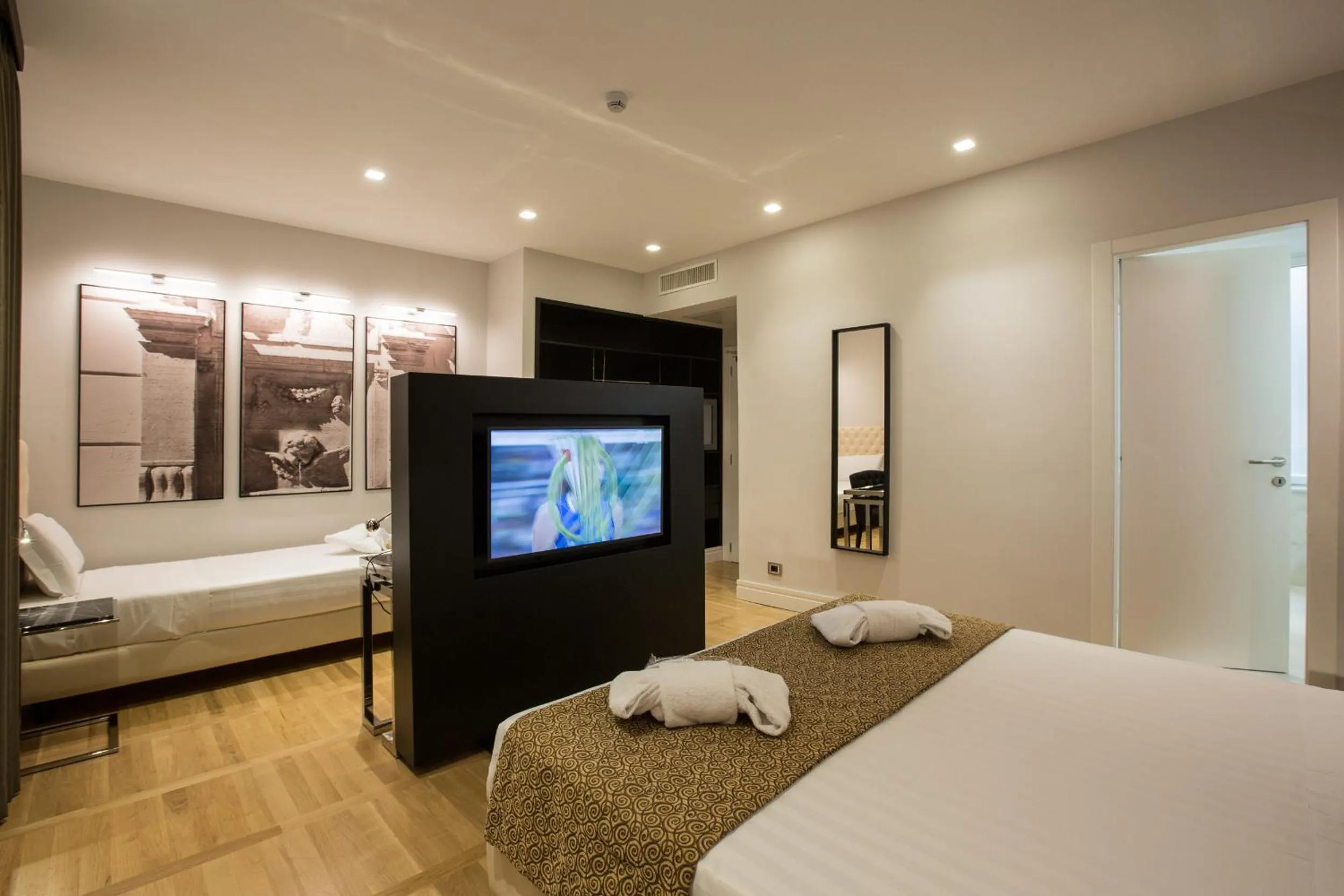 Bedroom, Bed in Floris Hotel