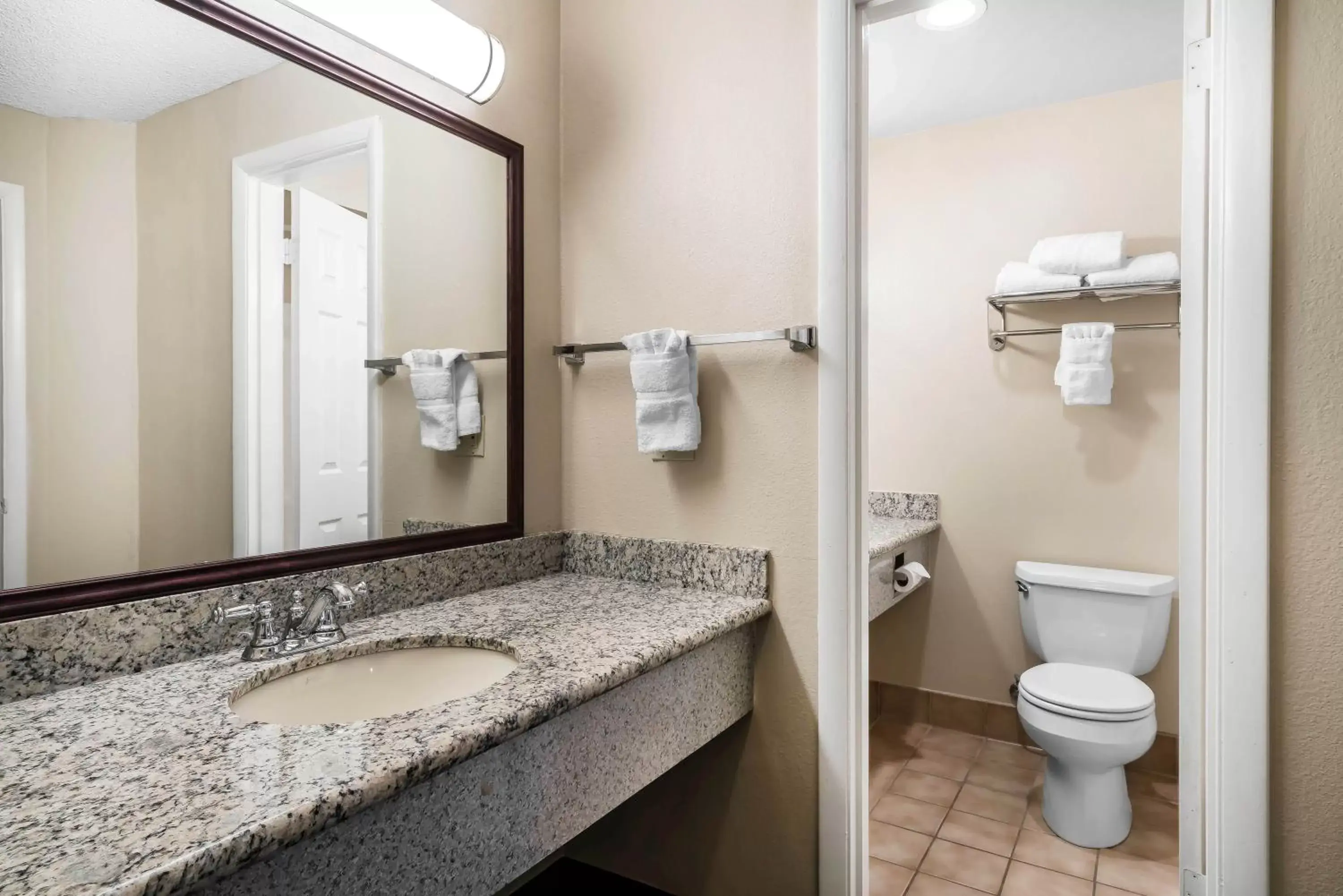 Deluxe King Suite in Oasis Inn Tacoma Deluxe King Suite in Oasis Inn Tacoma