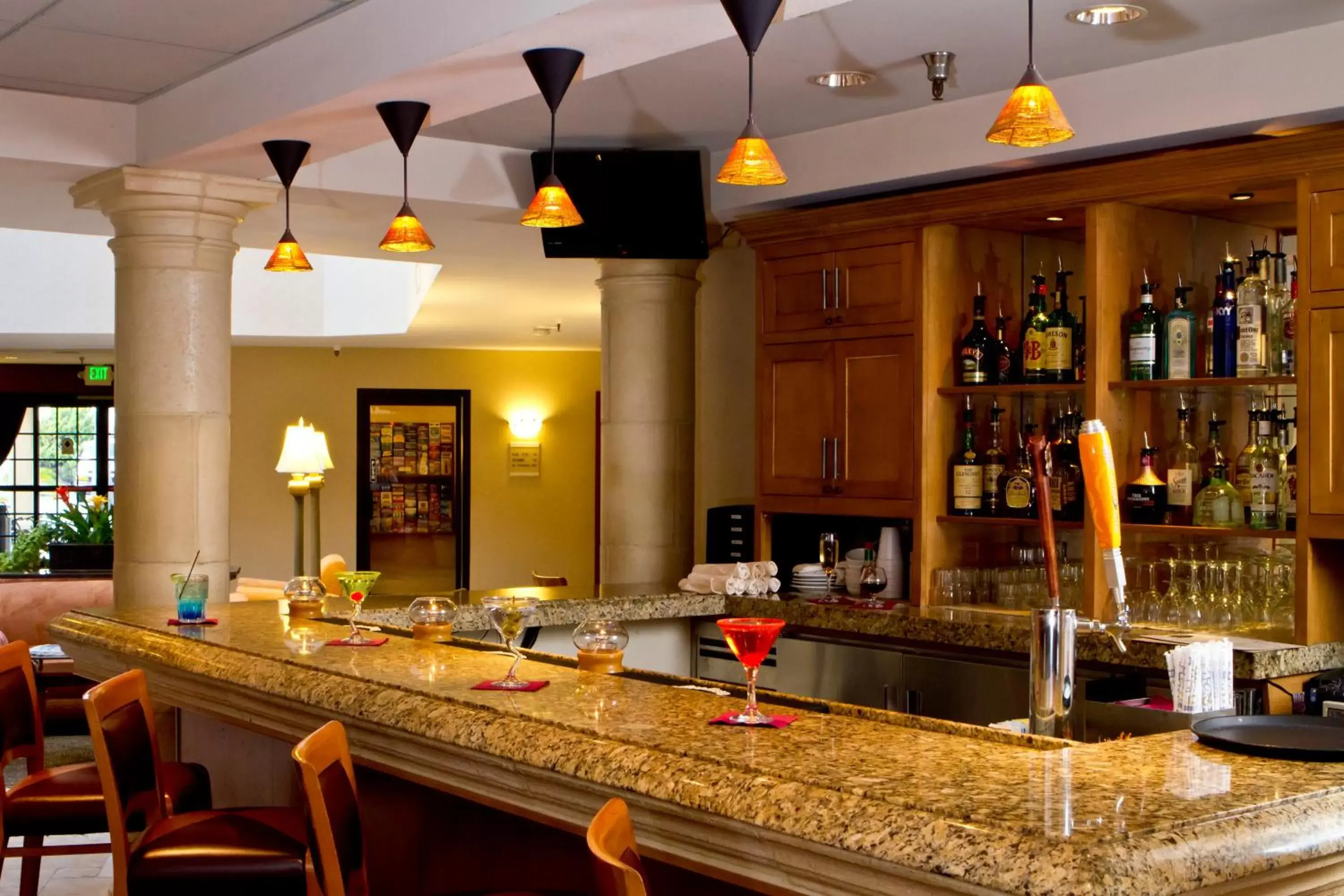 Lounge or bar, Restaurant/Places to Eat in Safari Inn, a Coast Hotel