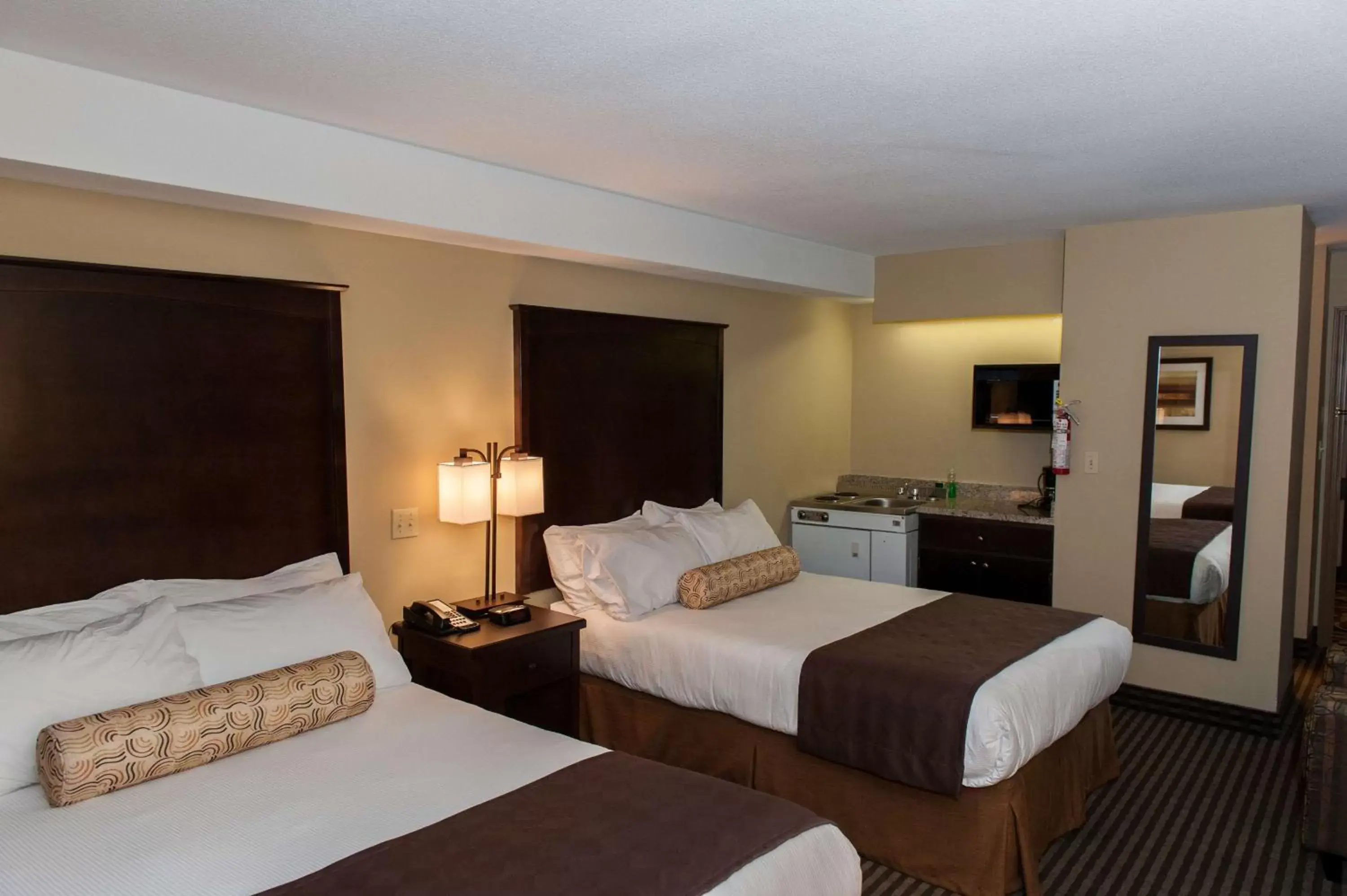 Photo of the whole room, Bed in Best Western Maple Ridge