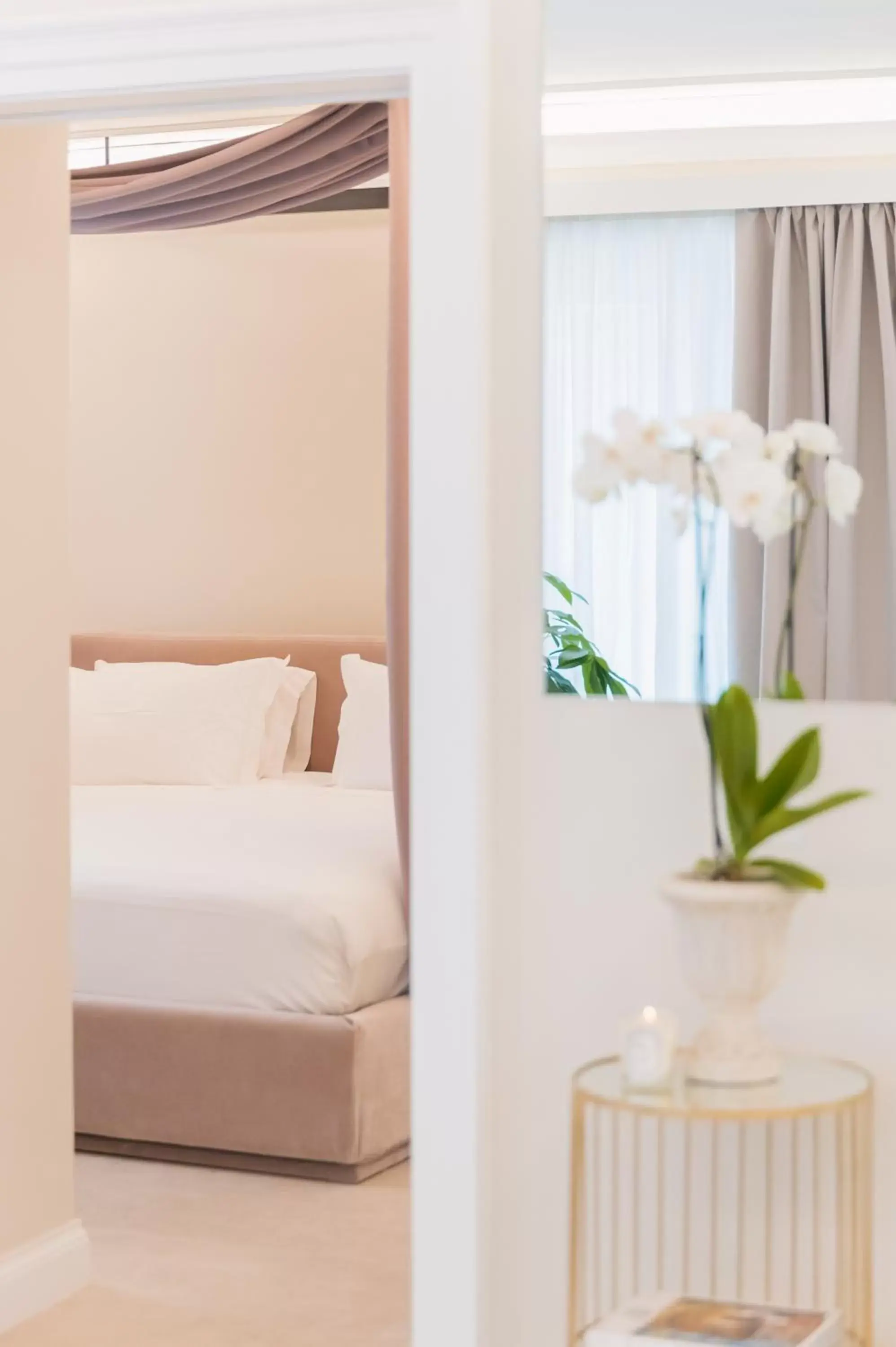 Bedroom, Bed in Naxi Suites
