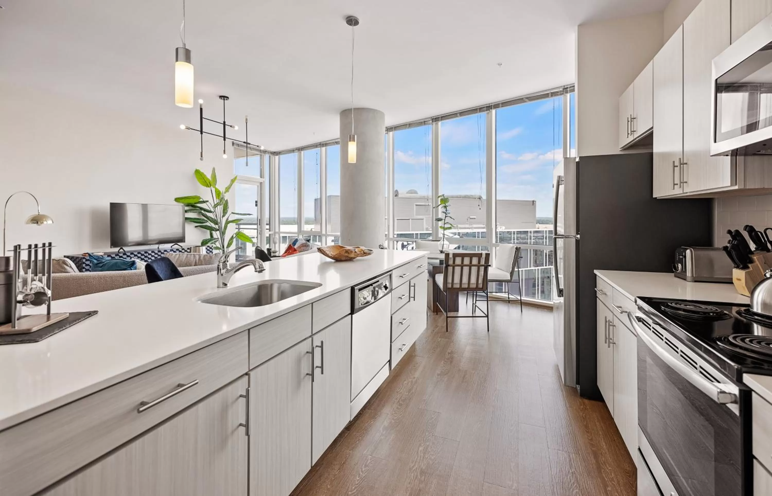 Kitchen or kitchenette in Placemakr Premier SoBro