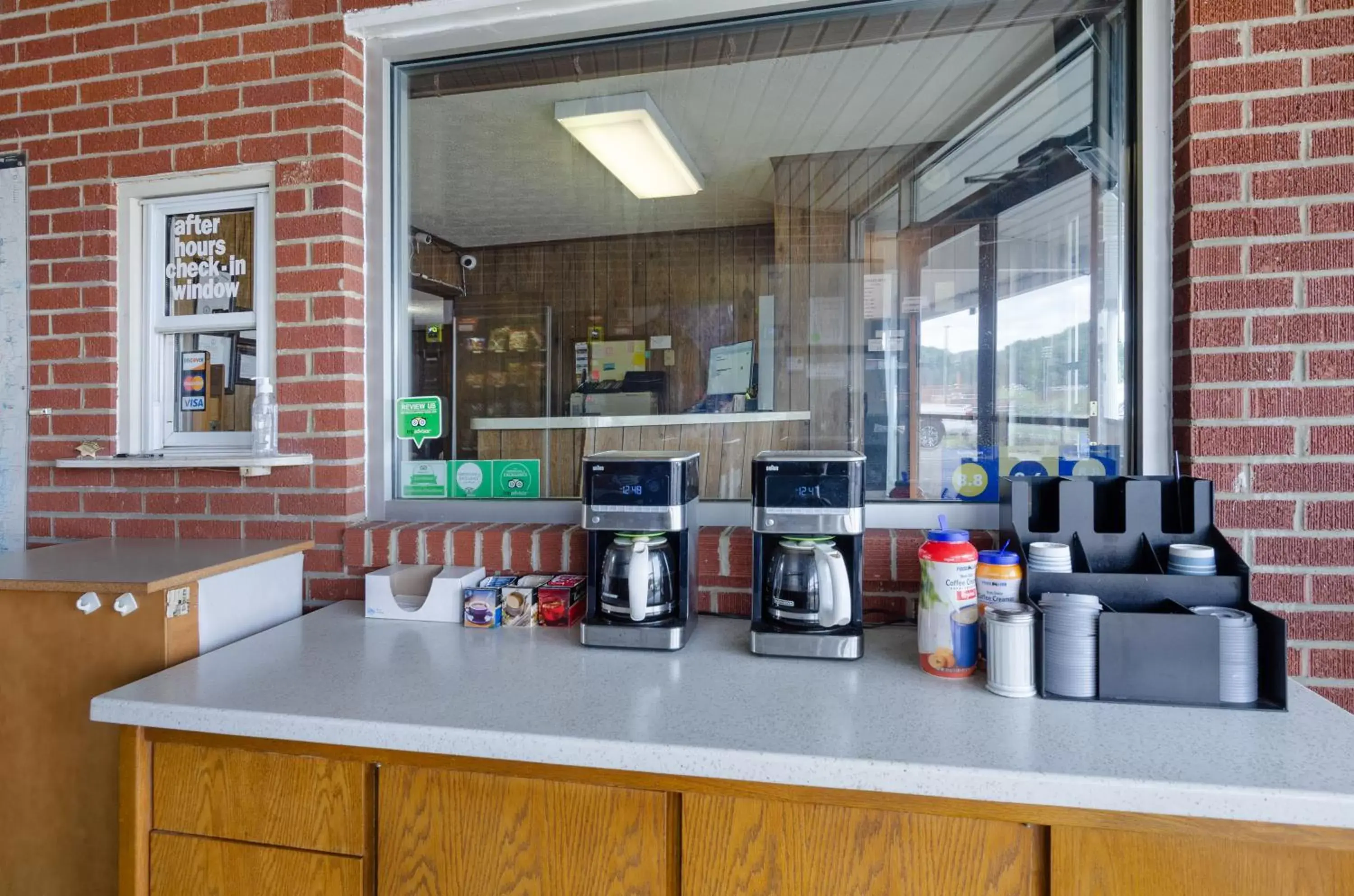 Coffee/tea facilities, Kitchen/Kitchenette in Knob Hill Motor Lodge