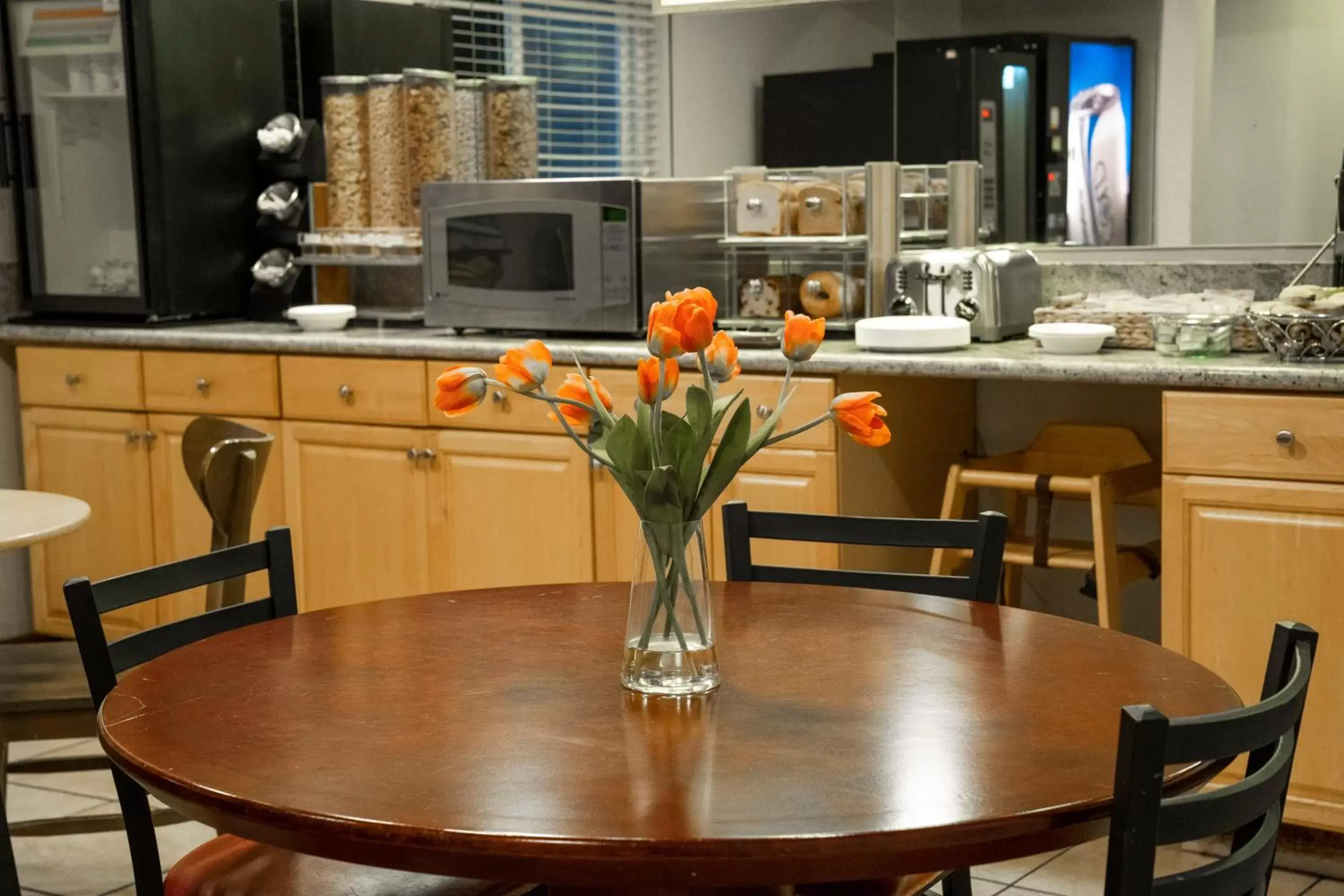 Breakfast, Dining Area in Americas Best Value Inn Lynnwood