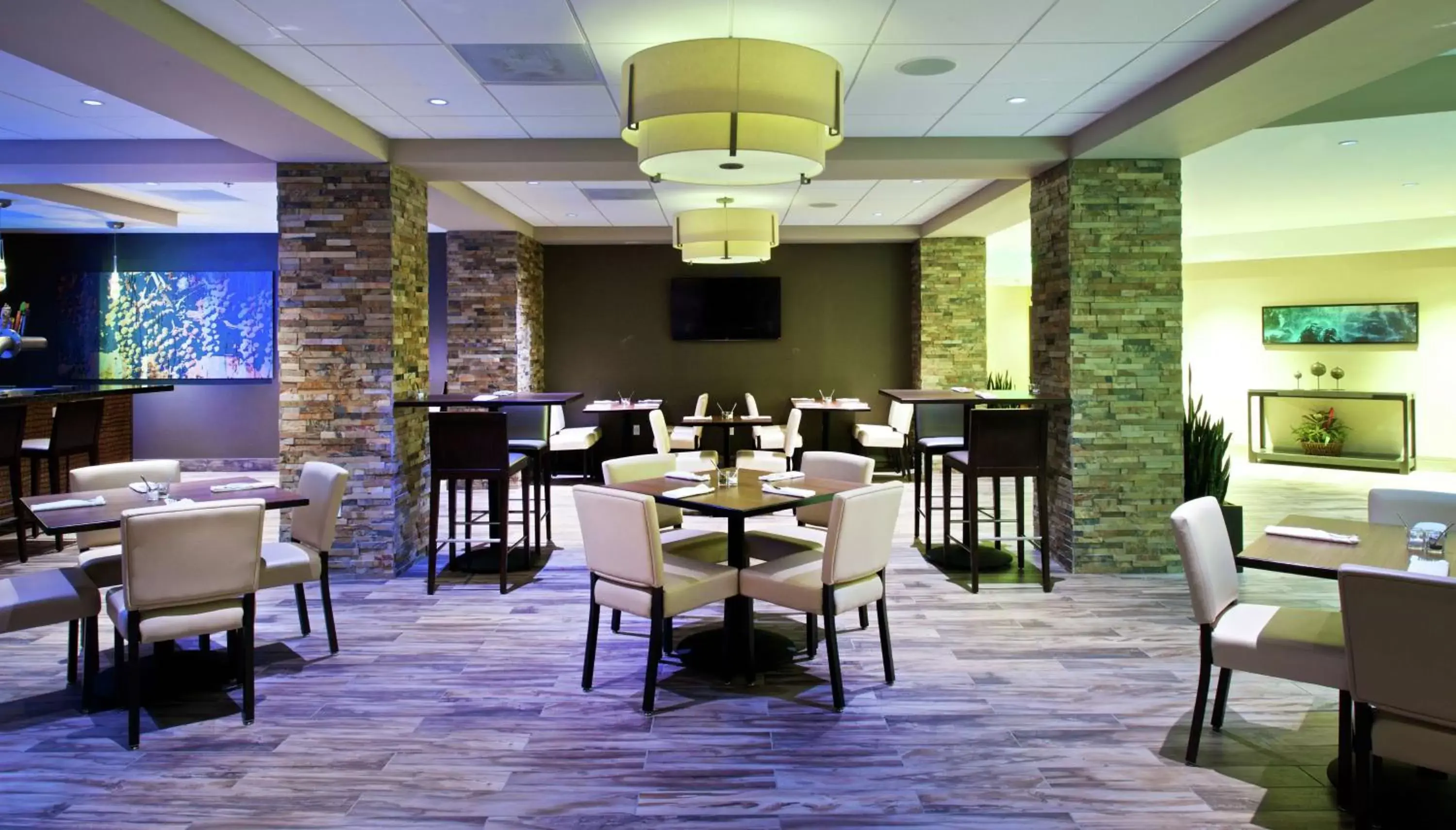 Restaurant/Places to Eat in Embassy Suites by Hilton Portland Washington Square