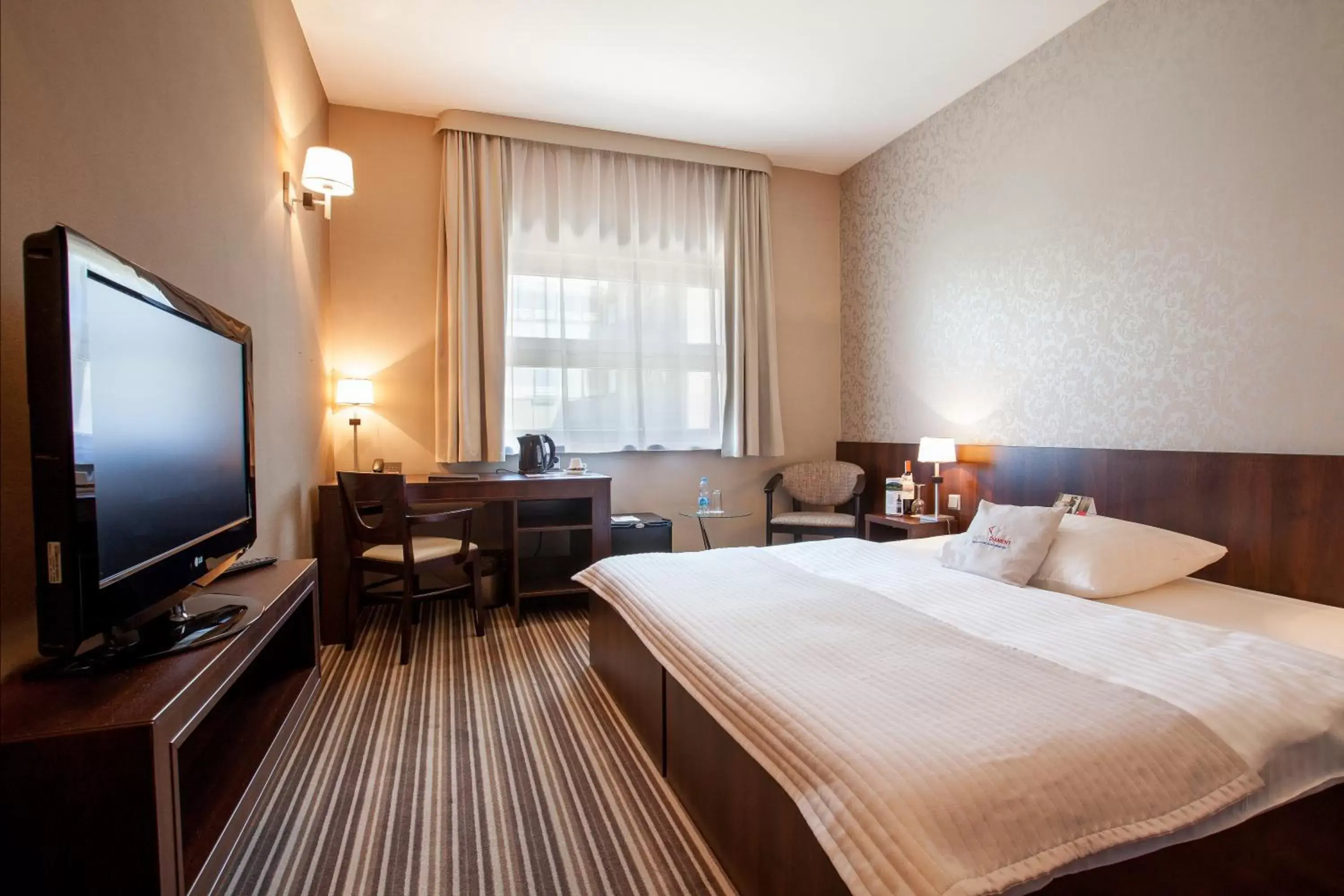 Bed, TV/Entertainment Center in Park Hotel Diament Wroclaw