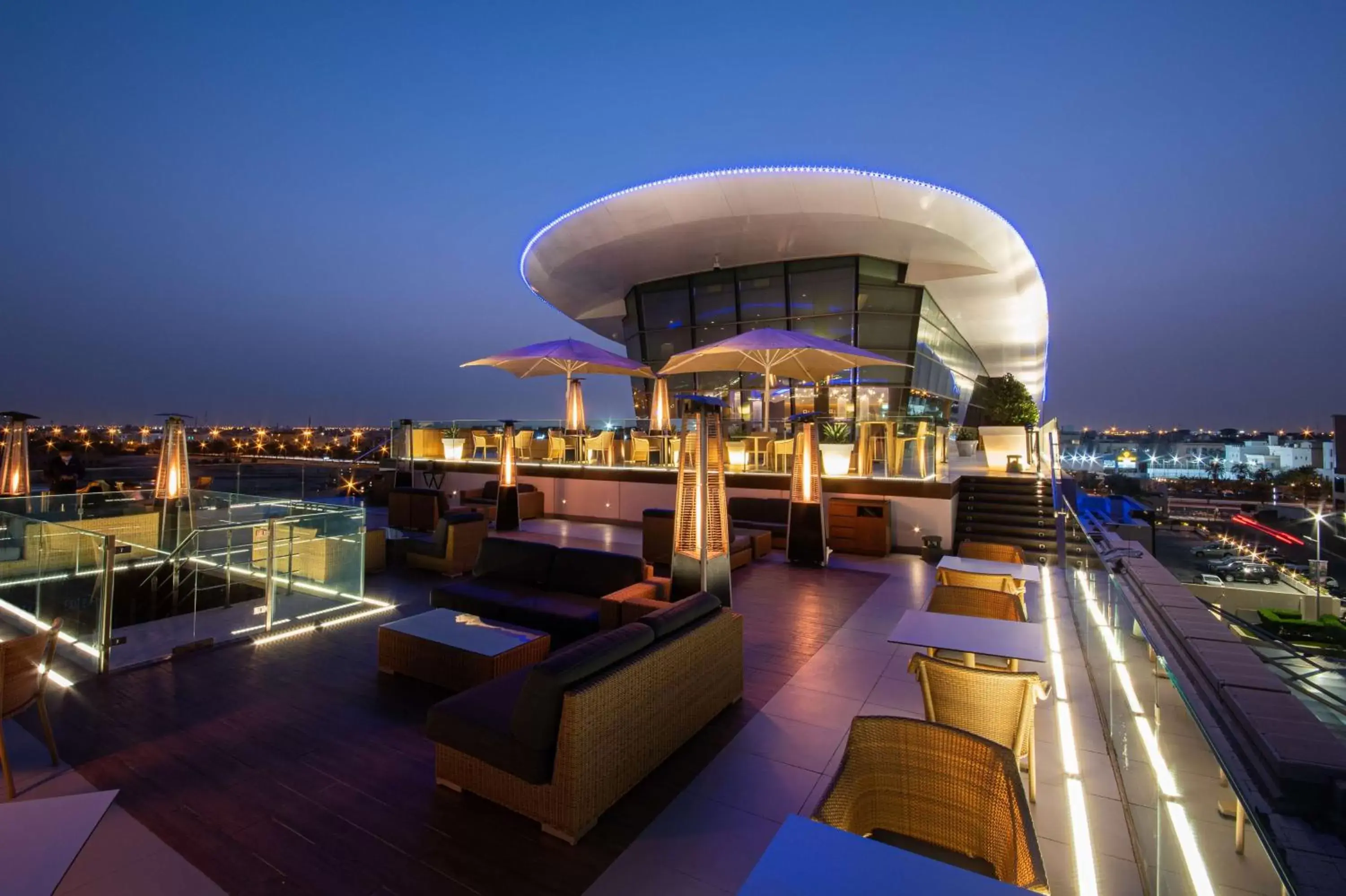 Lounge or bar in Radisson Blu Hotel, Kuwait