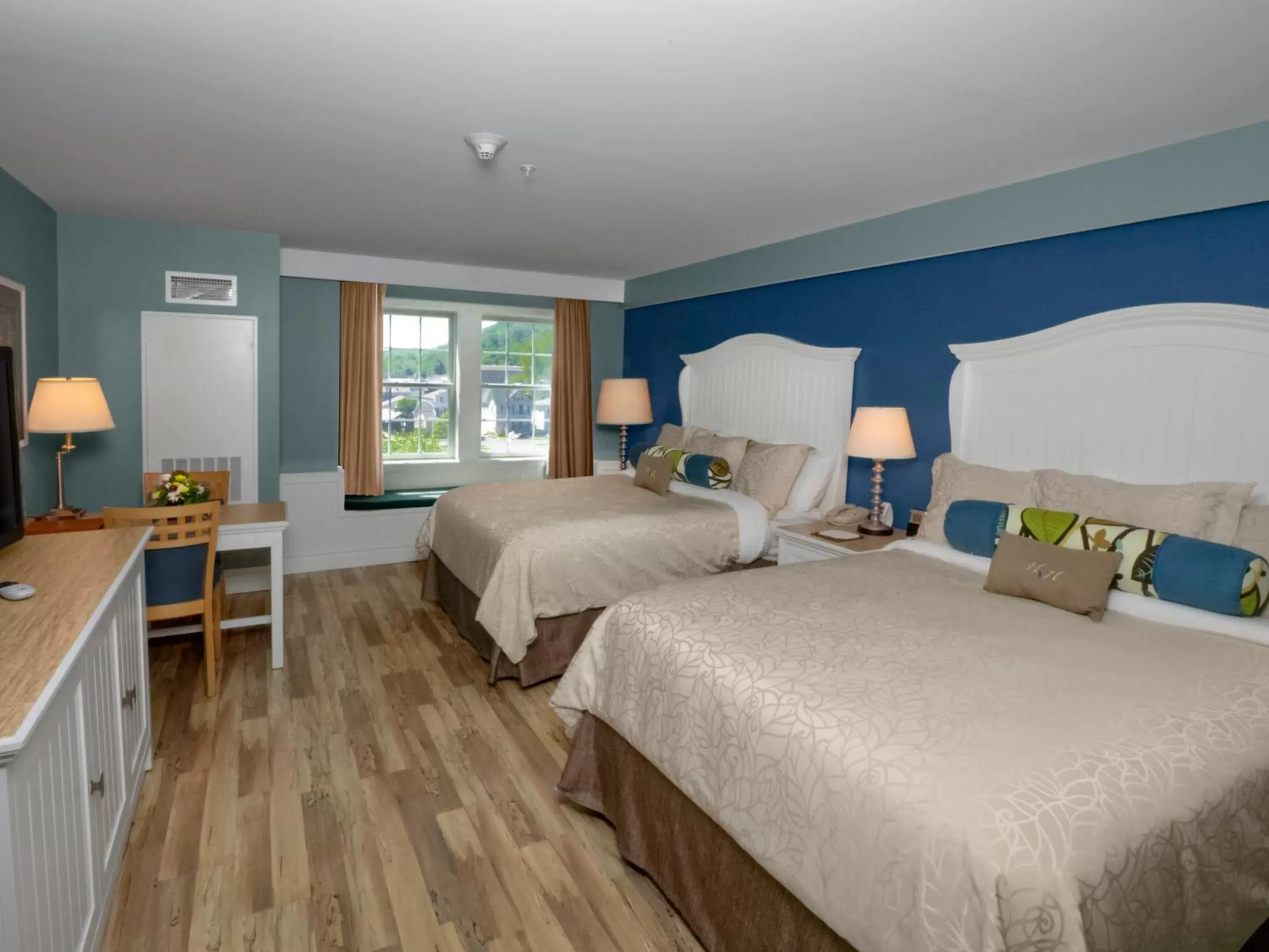 Bedroom in Watkins Glen Harbor Hotel