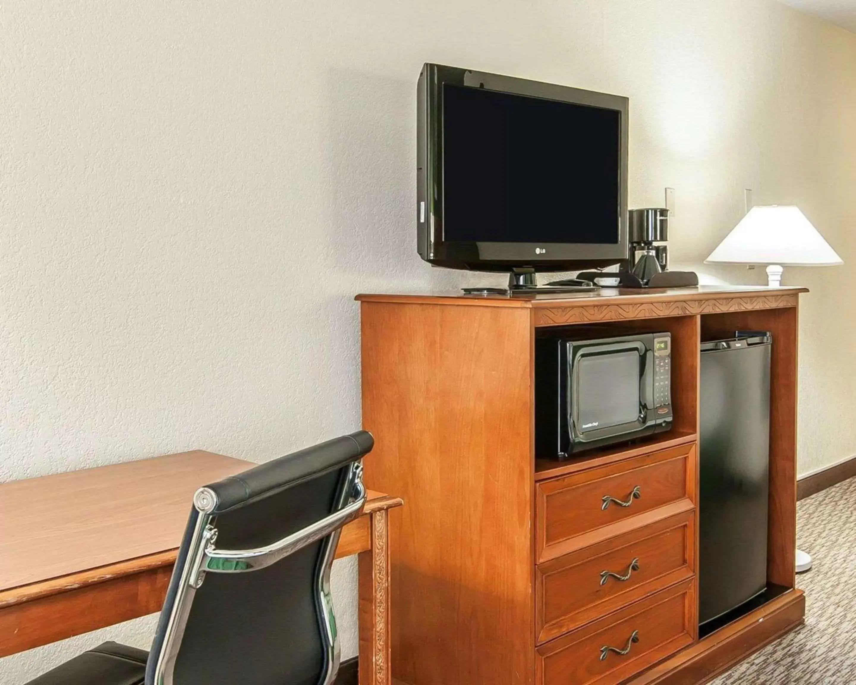 Photo of the whole room, TV/Entertainment Center in Quality Inn Downtown Convention Center Portland