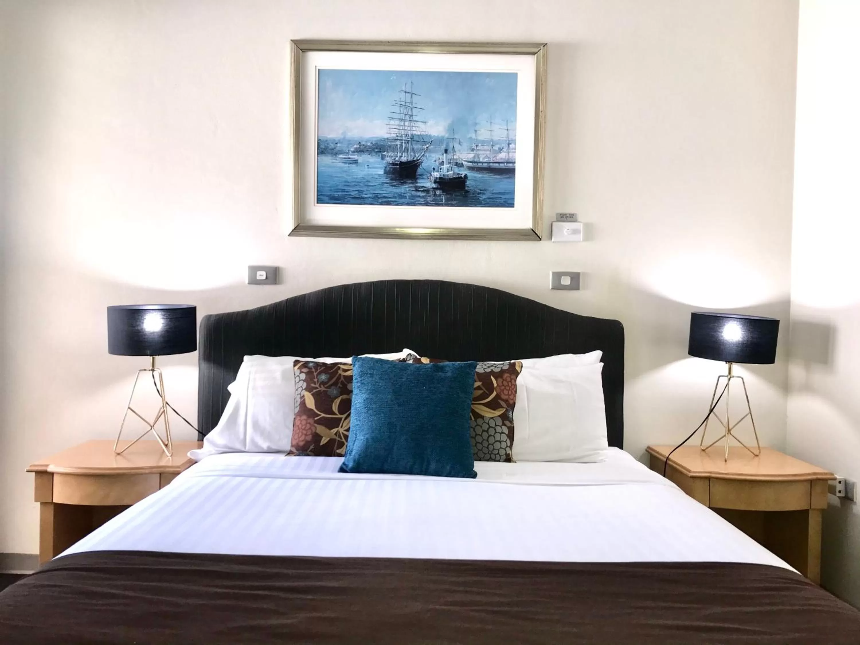 Bed in Mariners Court Hotel Sydney