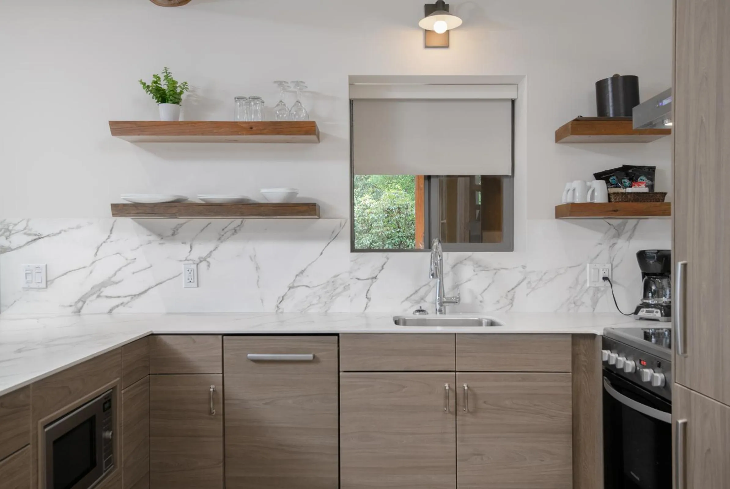 Kitchen or kitchenette in Tigh-Na-Mara Seaside Spa Resort