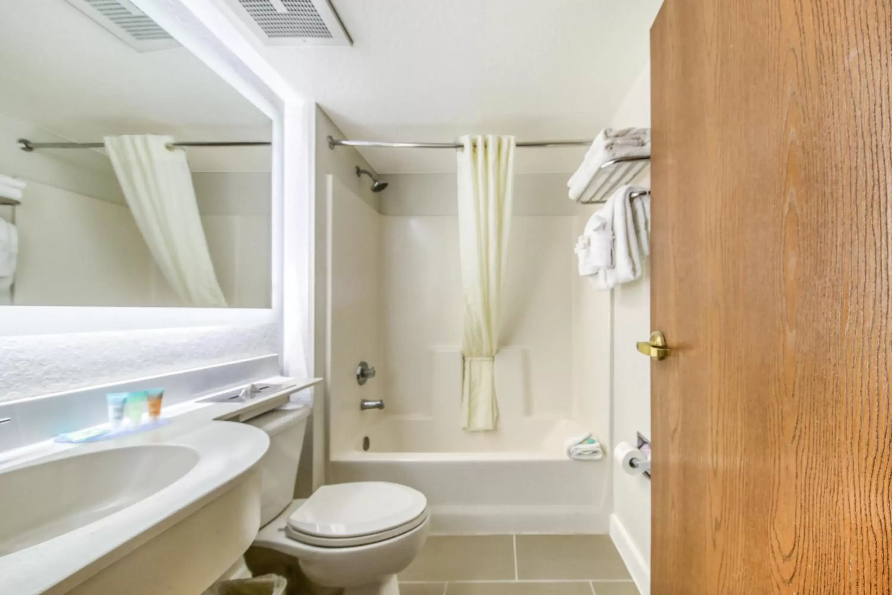 Shower, Bathroom in Baymont by Wyndham Orlando-International Dr-Universal Blvd