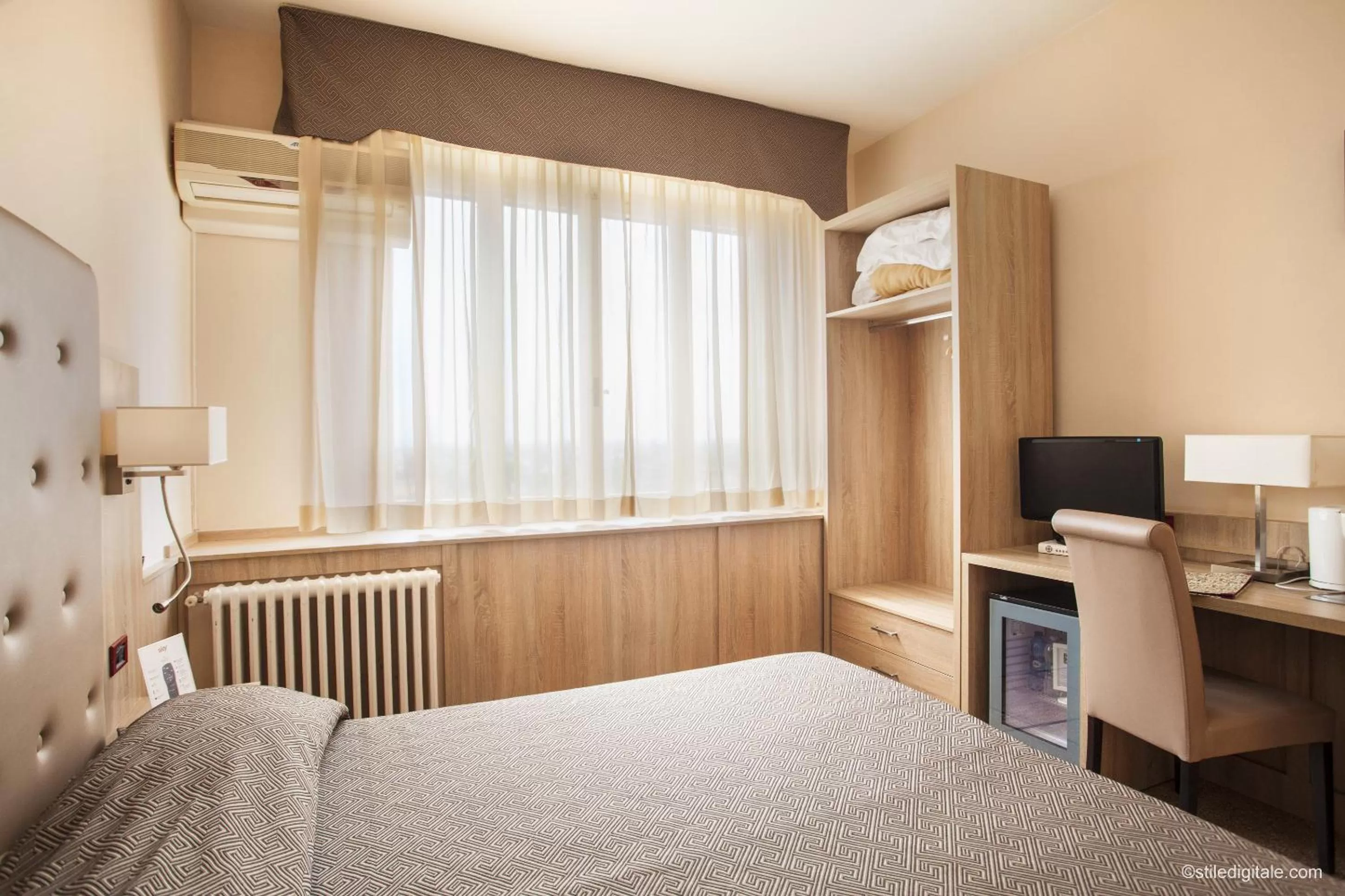 Shower, Bed in Hotel La Pace