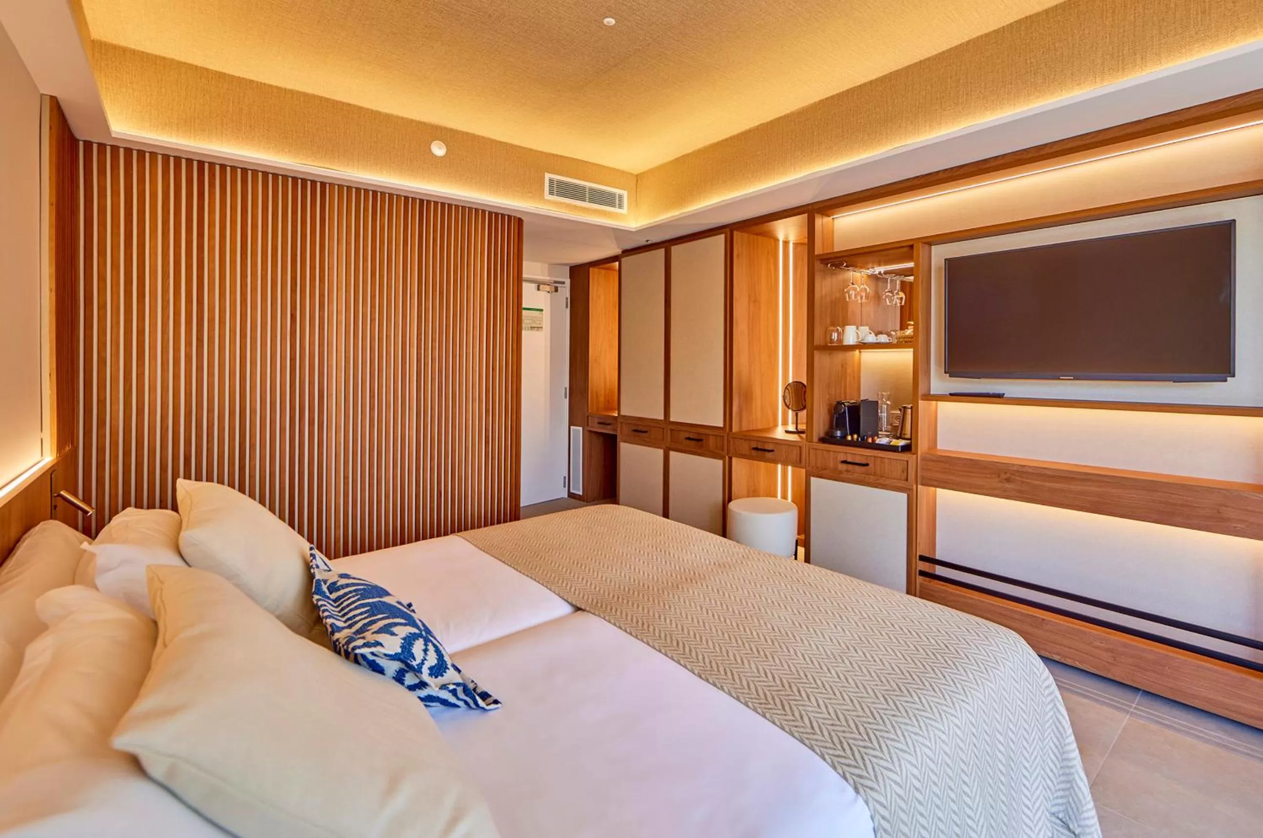 Photo of the whole room, Bed in Universal Grand León & Spa