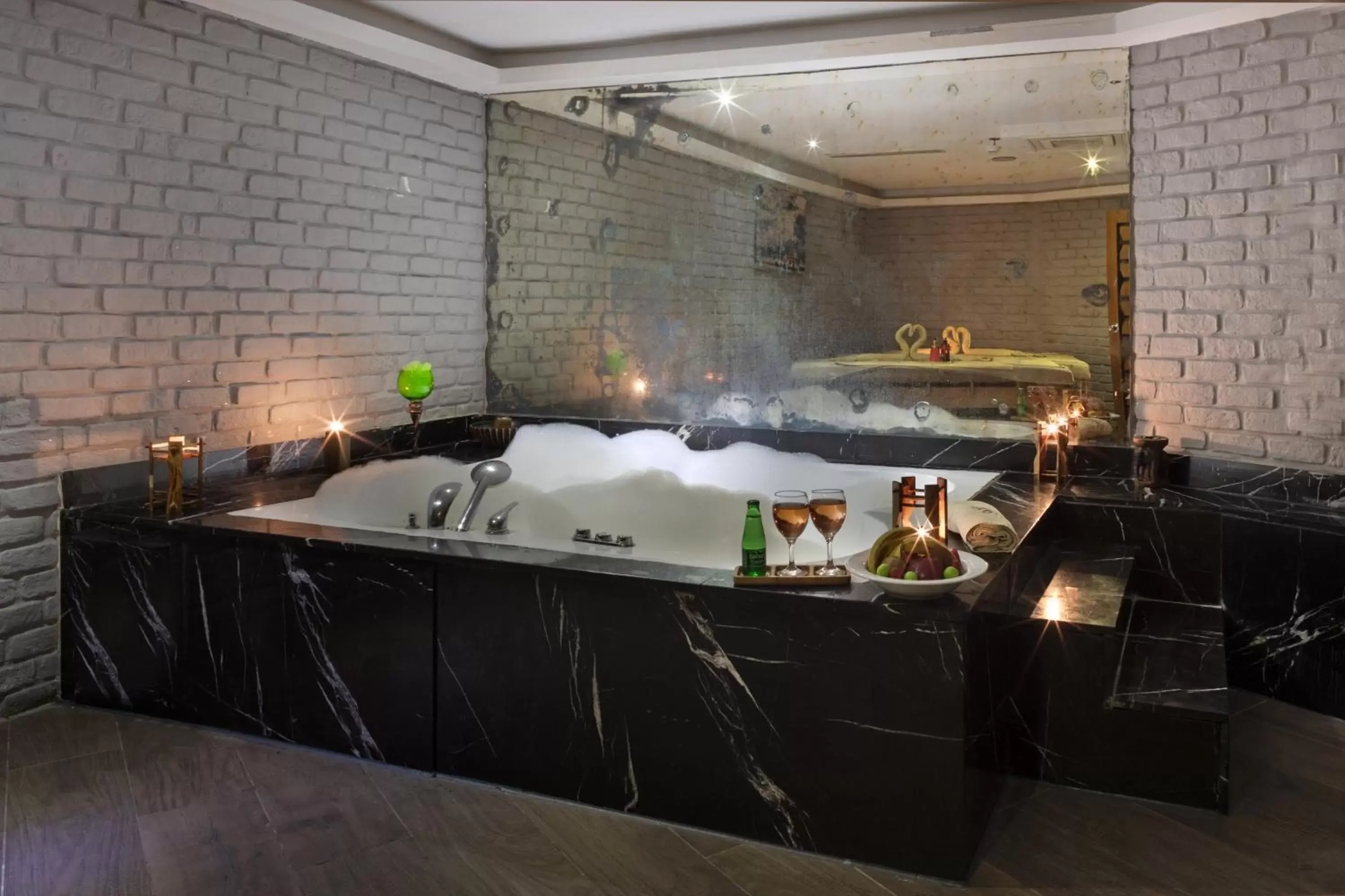 Hot Tub, Kitchen/Kitchenette in Mercure Istanbul Bomonti